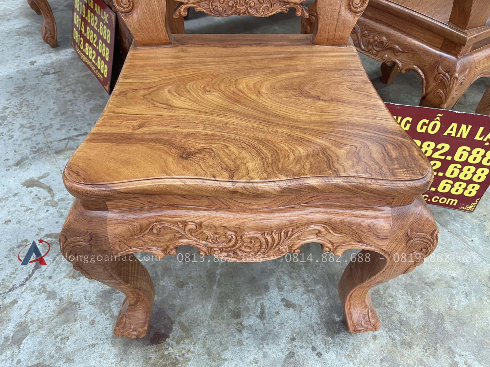 Siêu phẩm bàn ăn nguyên khối và 8 ghế louis hoa lá tây gỗ hương đá (Anh Thuận, Hà Nội) 31 mặt ngồi ván tràn bo góc cong mượt
