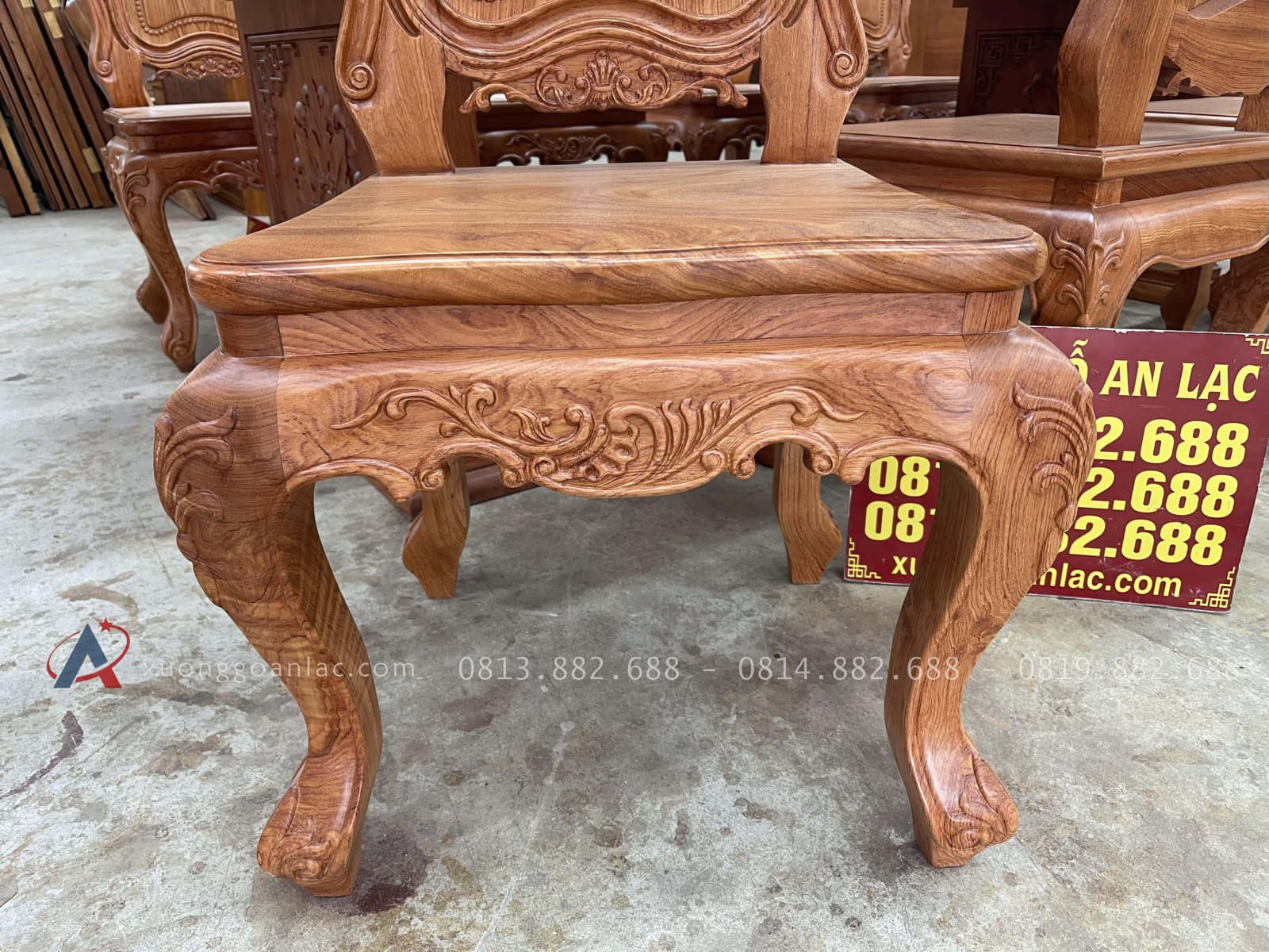 Siêu phẩm bàn ăn nguyên khối và 8 ghế louis hoa lá tây gỗ hương đá (Anh Thuận, Hà Nội) 32 chân yếm đục hoa lá tây