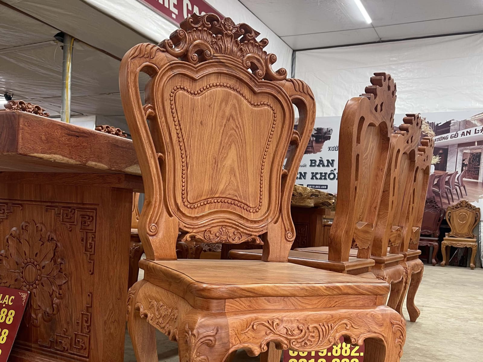 Siêu phẩm bàn ăn nguyên khối và 8 ghế louis hoa lá tây gỗ hương đá (Anh Thuận, Hà Nội) 29 mẫu ghế louis hoa lá tây