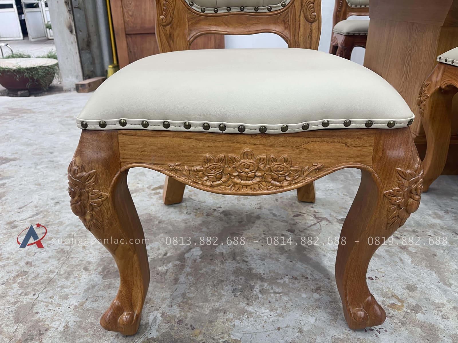 Bàn ăn nguyên khối và 10 ghế bọc đệm gỗ gõ đỏ (Anh Thắng, Phú Thọ) 29 Hệ chân yếm đục hoa hồng