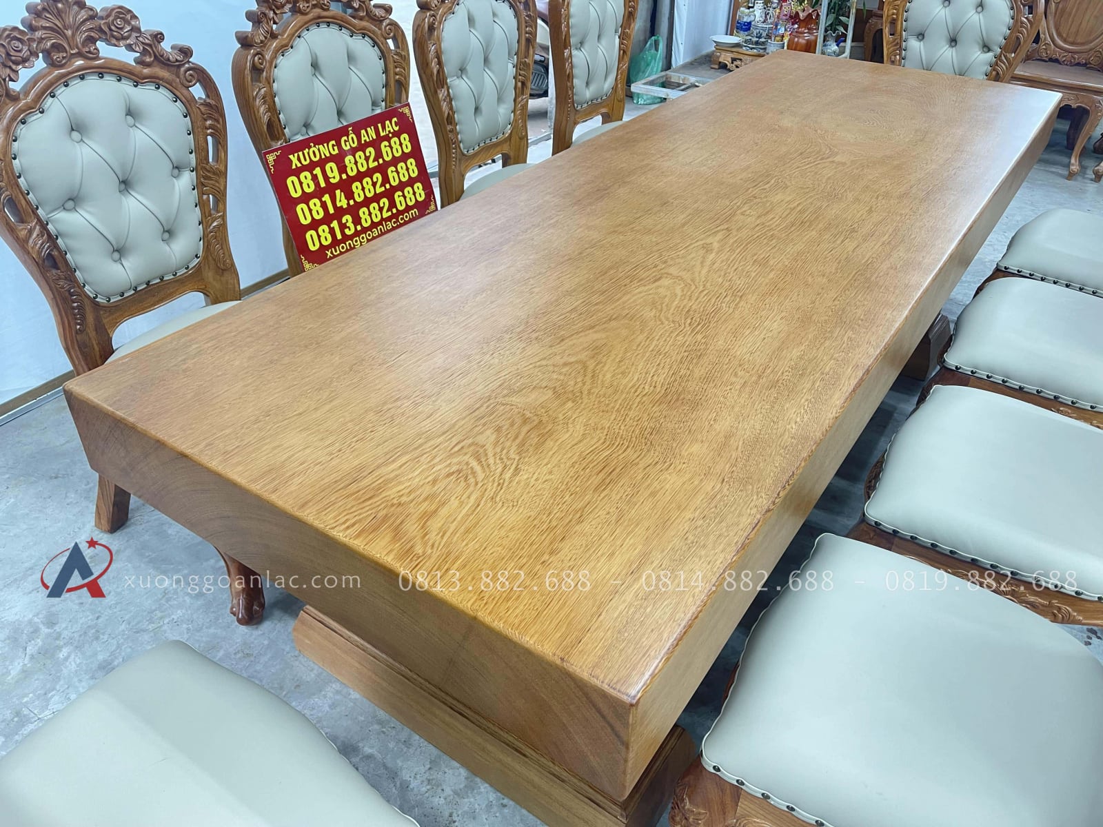 Bàn ăn nguyên khối và 10 ghế bọc đệm gỗ gõ đỏ (Anh Thắng, Phú Thọ) 22 bàn ăn gỗ gõ đỏ nguyên khối