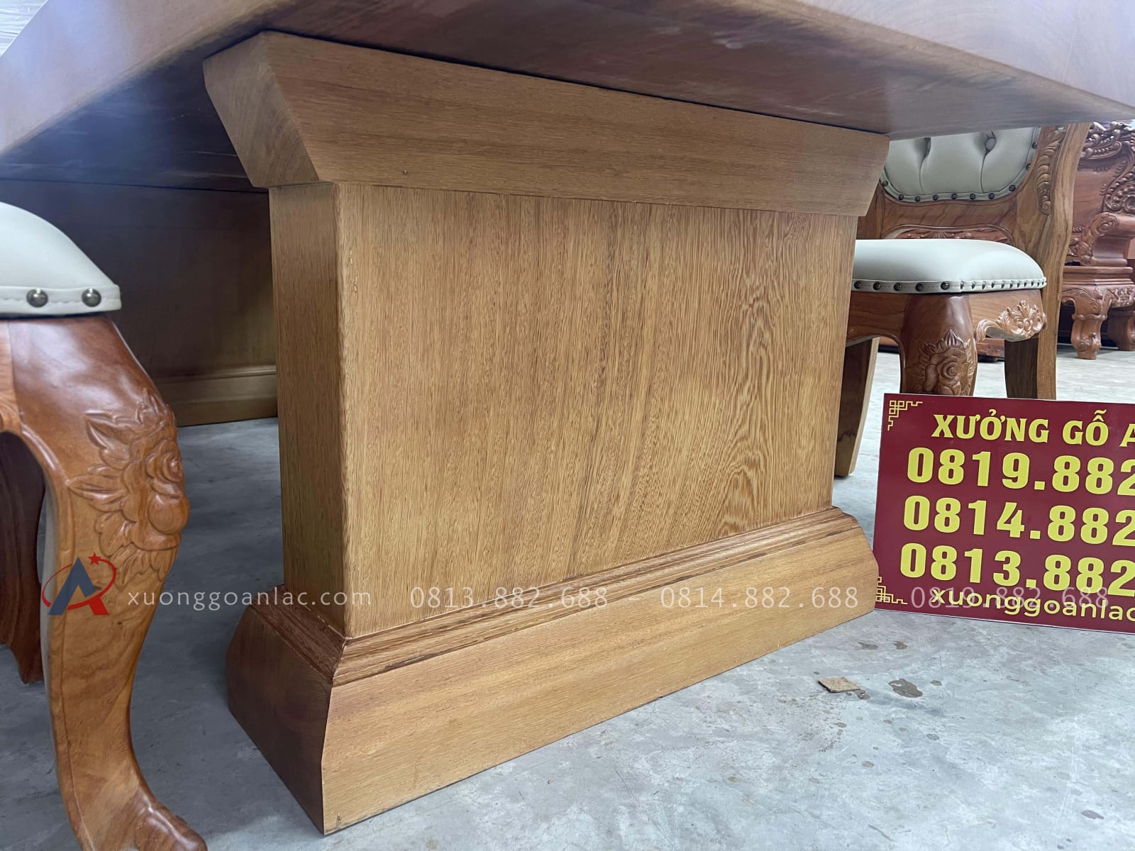Bàn ăn nguyên khối và 10 ghế bọc đệm gỗ gõ đỏ (Anh Thắng, Phú Thọ) 24 chân bàn nguyên khối dày 15p