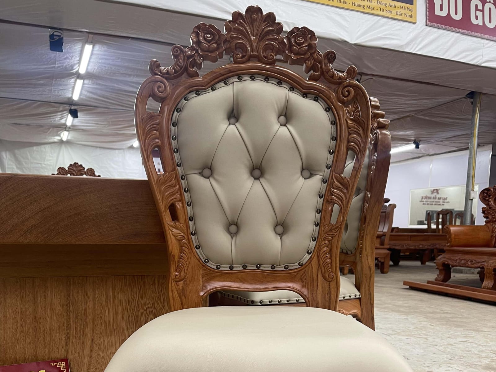 Bàn ăn nguyên khối và 10 ghế bọc đệm gỗ gõ đỏ (Anh Thắng, Phú Thọ) 25 ghế louis hoàng gia gỗ gõ bọc đệm