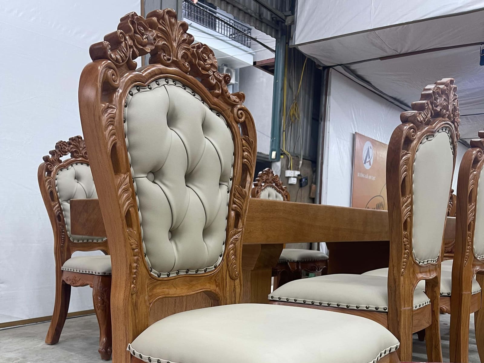 Bàn ăn nguyên khối và 10 ghế bọc đệm gỗ gõ đỏ (Anh Thắng, Phú Thọ) 26 khung gỗ đục hoa lá tây