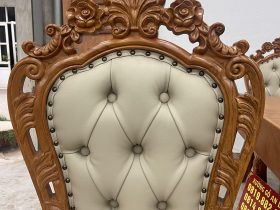 Bàn ăn nguyên khối và 10 ghế bọc đệm gỗ gõ đỏ (Anh Thắng, Phú Thọ) 17 vách ghế thiết kế cầu kỳ