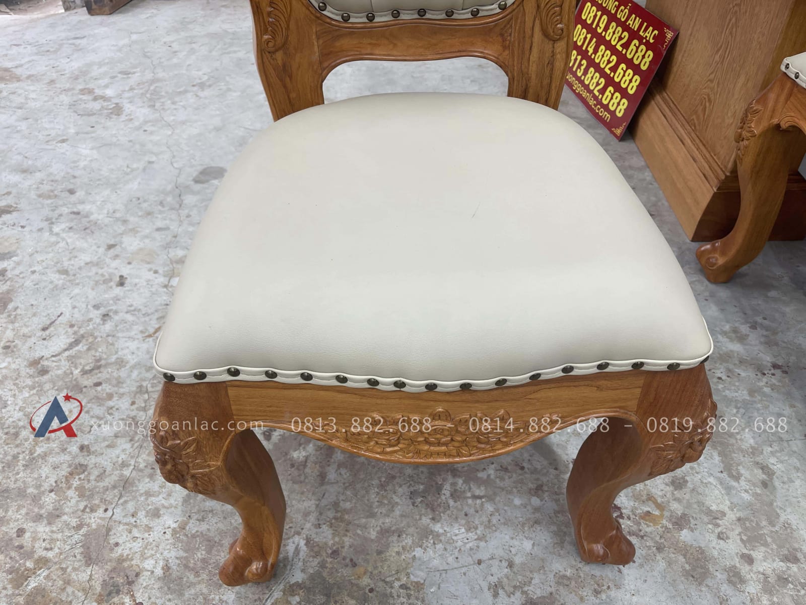 Bàn ăn nguyên khối và 10 ghế bọc đệm gỗ gõ đỏ (Anh Thắng, Phú Thọ) 28 mặt ngồi bọc đệm da cao cấp