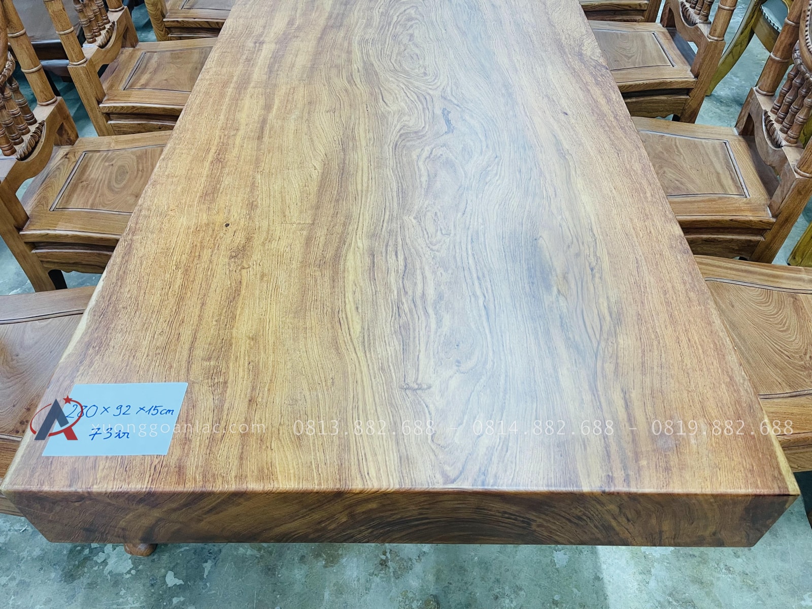 Bàn ăn nguyên khối 280 x 92 x 15cm vô cùng đẳng cấp (Anh Khang, Hà Nam) 12 mặt bàn nguyên khối giữ trơn