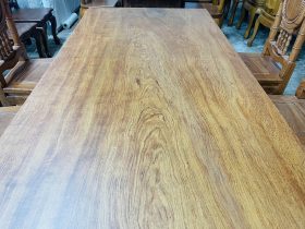 Bàn ăn nguyên khối 280 x 92 x 15cm vô cùng đẳng cấp (Anh Khang, Hà Nam) 8 mặt bàn nguyên khối gỗ hương siêu vân