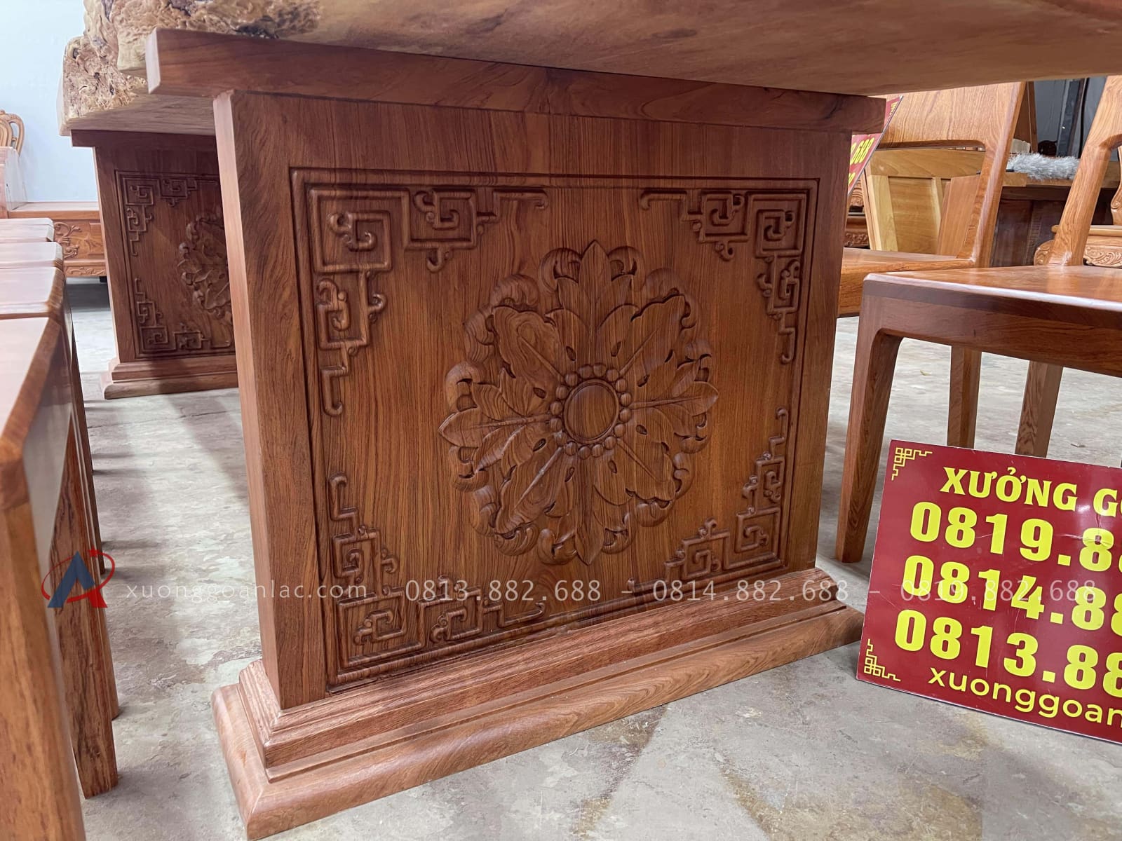 Bộ bàn ăn nguyên khối 2m74 và 12 ghế trơn hiện đại gỗ hương đá (Anh Nam, Ninh Bình) 25 chân bàn nguyên khối chạm hoa lá tây