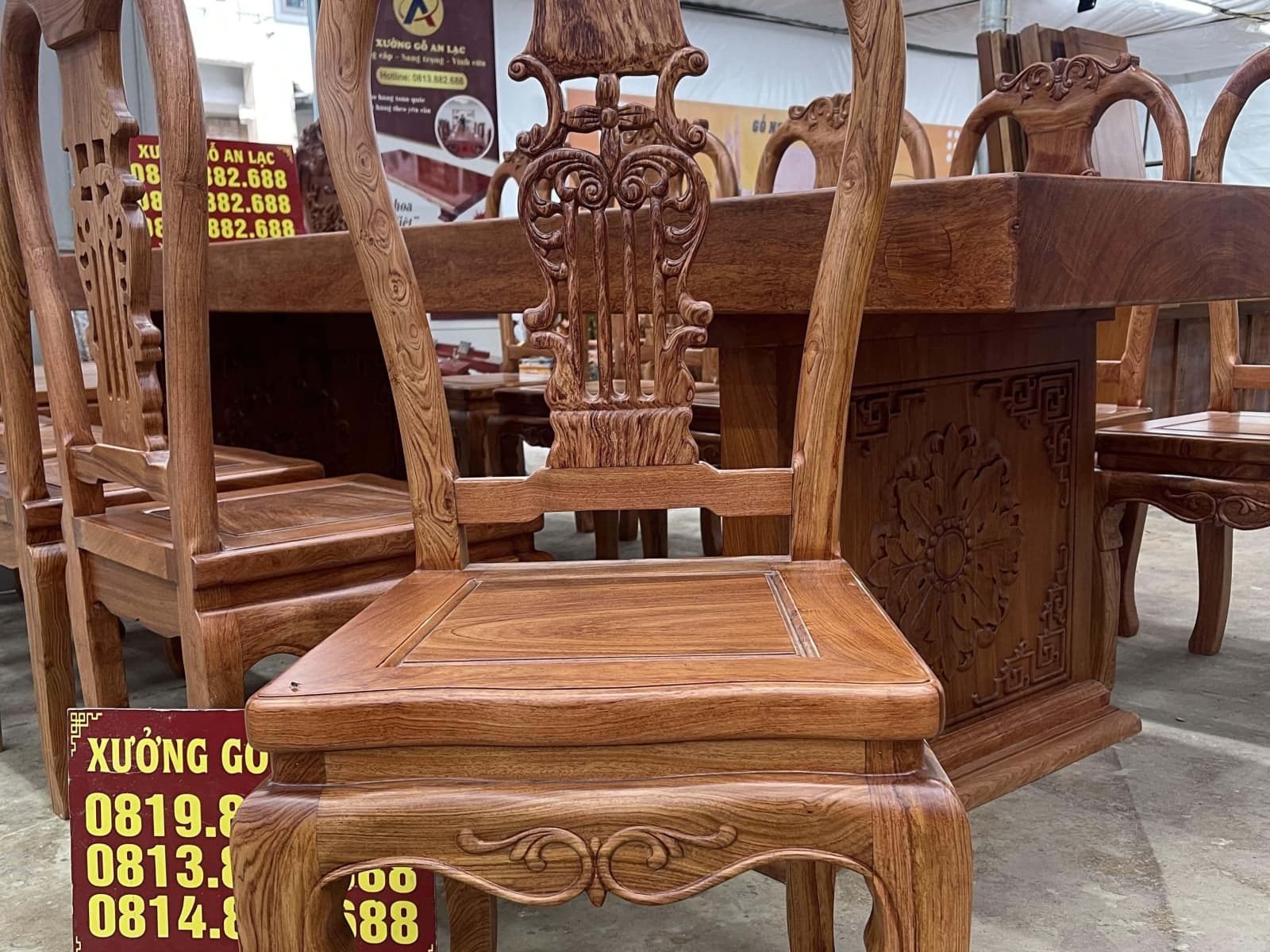 Siêu phẩm bàn ăn nguyên khối 2m75 với 10 ghế cây đàn gỗ hương đá (Chú Kỷ, Hà Tĩnh) 20 ghế cây đàn gỗ hương đá