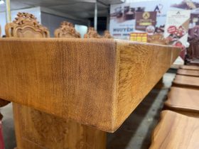 Bộ bàn ăn nguyên khối 355x107x15cm với 12 ghế louis gỗ gõ đỏ (Chị Hoa, Hải Phòng) 13 mặt bàn nguyên khối dày 15p
