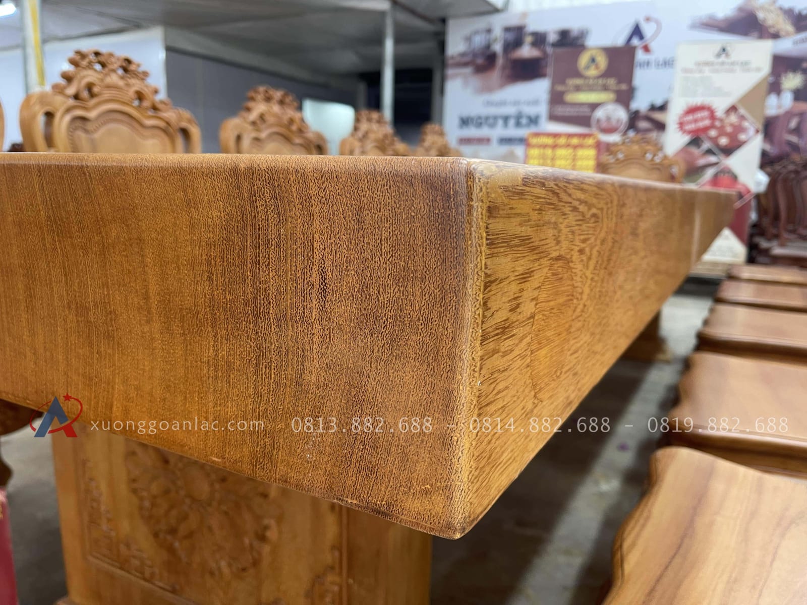 Bộ bàn ăn nguyên khối 355x107x15cm với 12 ghế louis gỗ gõ đỏ (Chị Hoa, Hải Phòng) 23 mặt bàn nguyên khối dày 15p