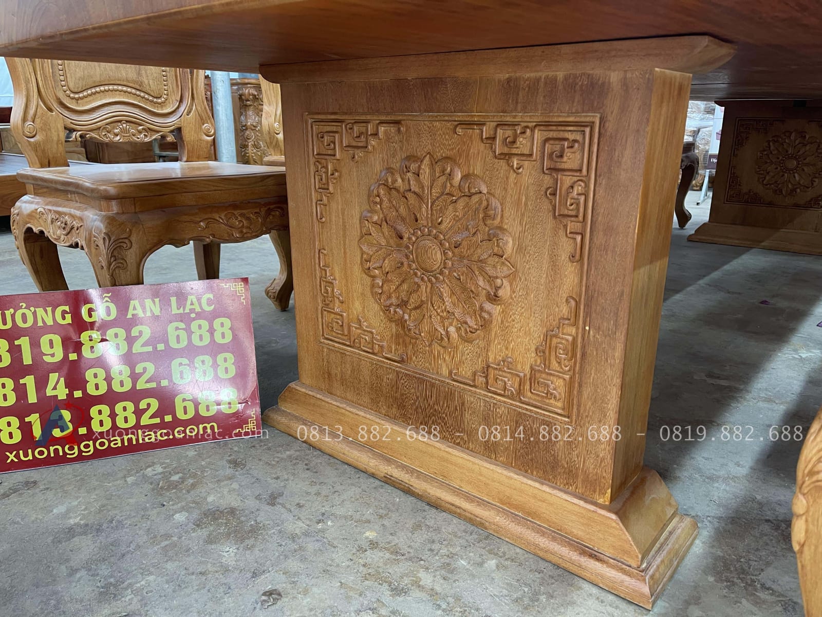 Bộ bàn ăn nguyên khối 355x107x15cm với 12 ghế louis gỗ gõ đỏ (Chị Hoa, Hải Phòng) 24 chân bàn nguyên khối dày 10p