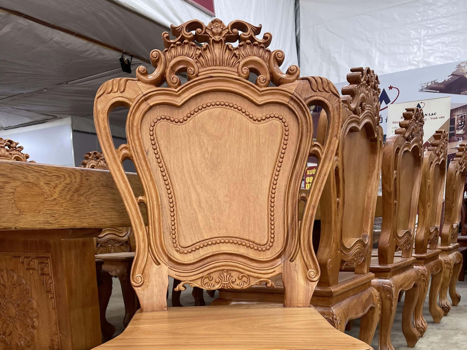 Bộ bàn ăn nguyên khối 355x107x15cm với 12 ghế louis gỗ gõ đỏ (Chị Hoa, Hải Phòng) 26 mẫu ghế louis hoàng gia phương tây