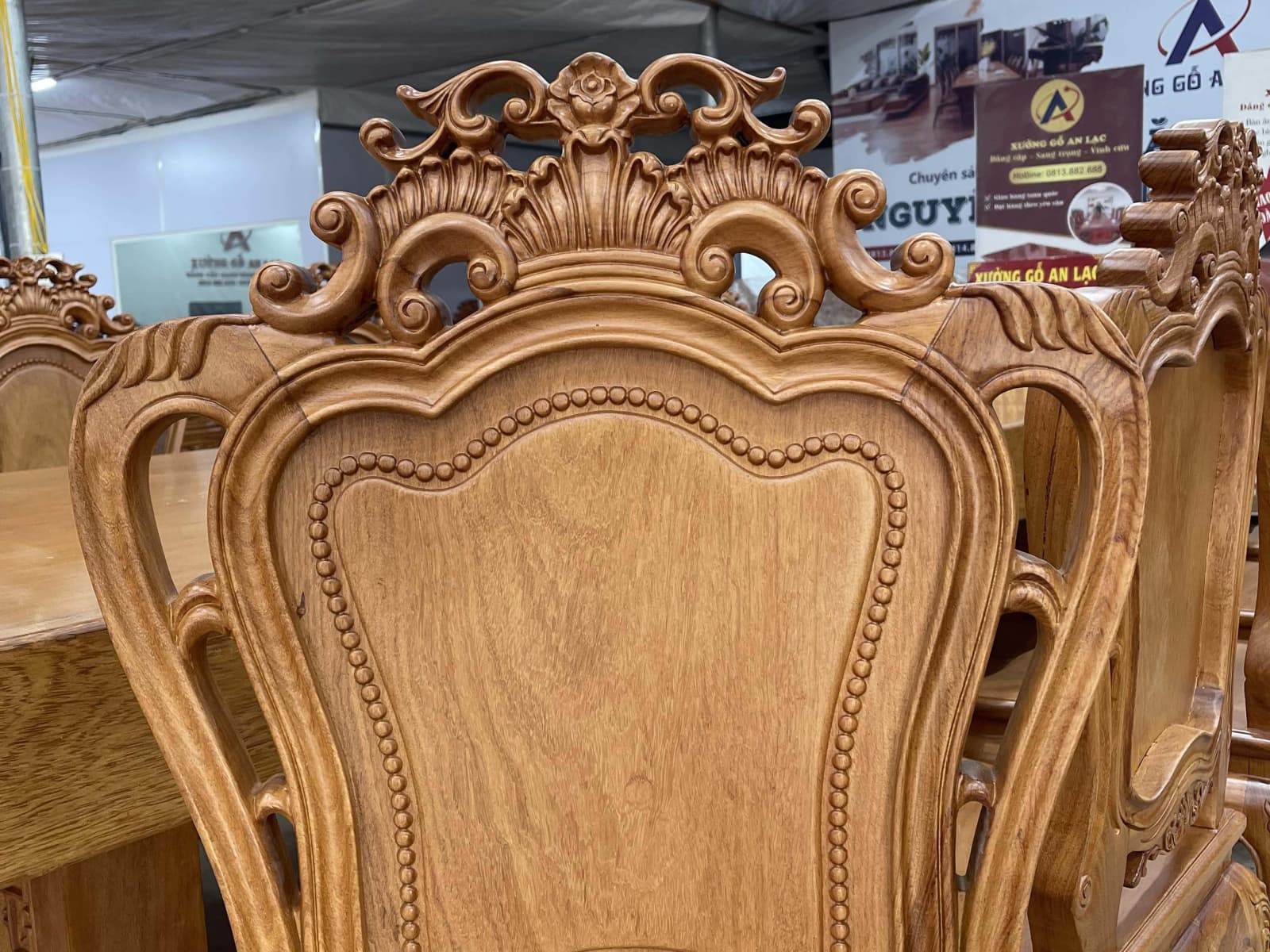 Bộ bàn ăn nguyên khối 355x107x15cm với 12 ghế louis gỗ gõ đỏ (Chị Hoa, Hải Phòng) 28 vách tựa lưng thiết kế cầu kỳ