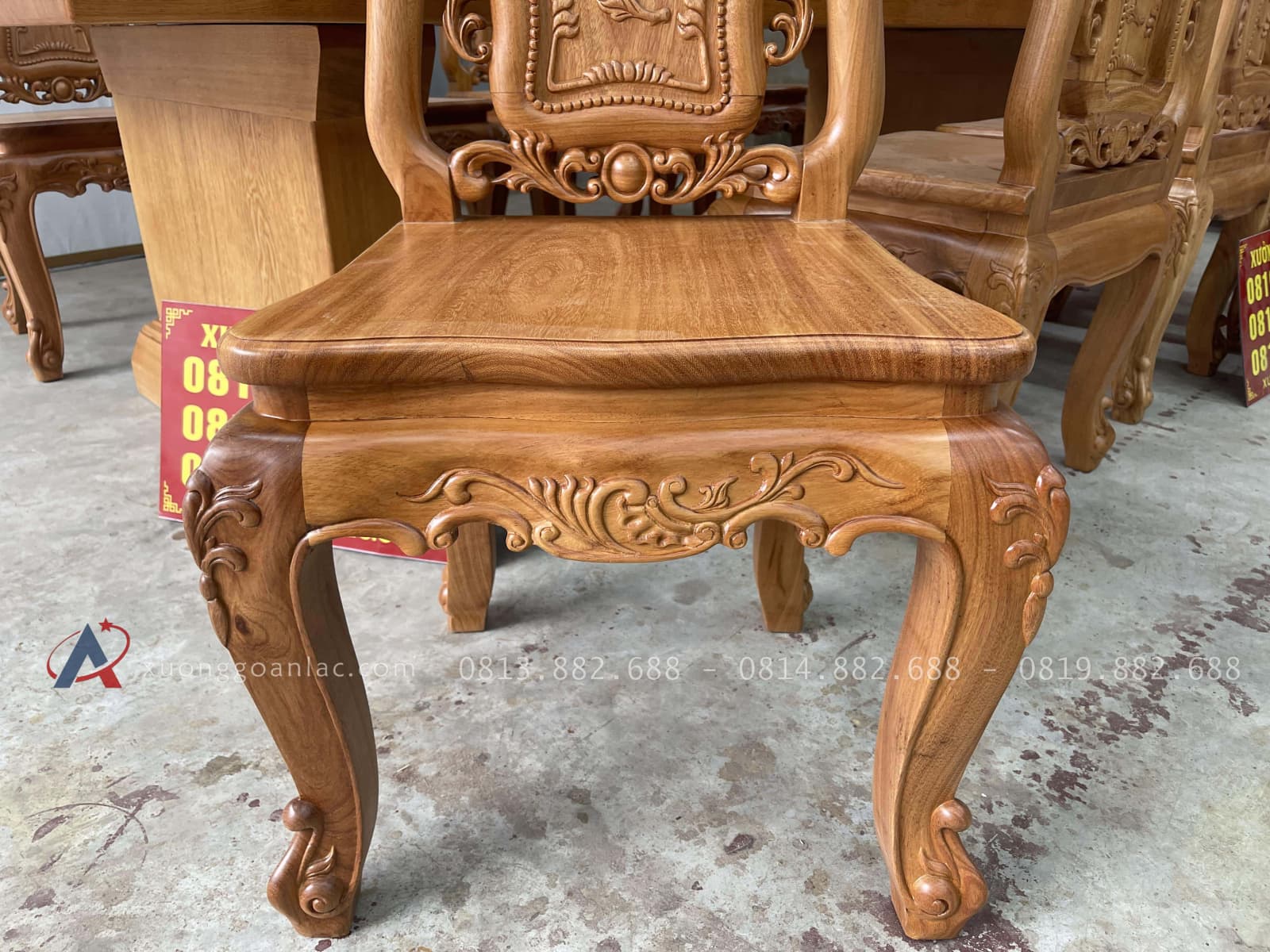 Bộ bàn ăn nguyên khối và 8 ghế hồng hạt gỗ gõ đỏ (Chị Hồng, Hải Phòng) 29 hệ chân yếm đục lá tây