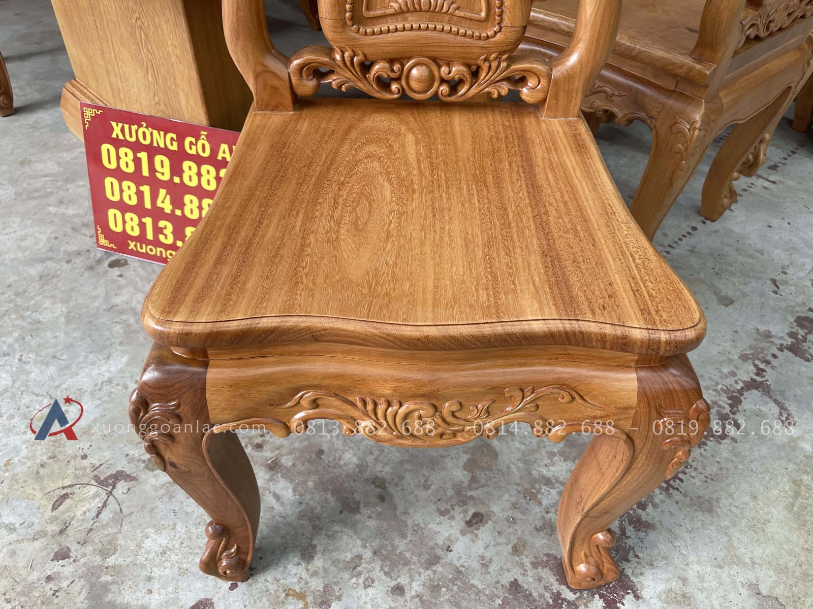 Bộ bàn ăn nguyên khối và 8 ghế hồng hạt gỗ gõ đỏ (Chị Hồng, Hải Phòng) 28 mặt ghế ván tràn dày dặn