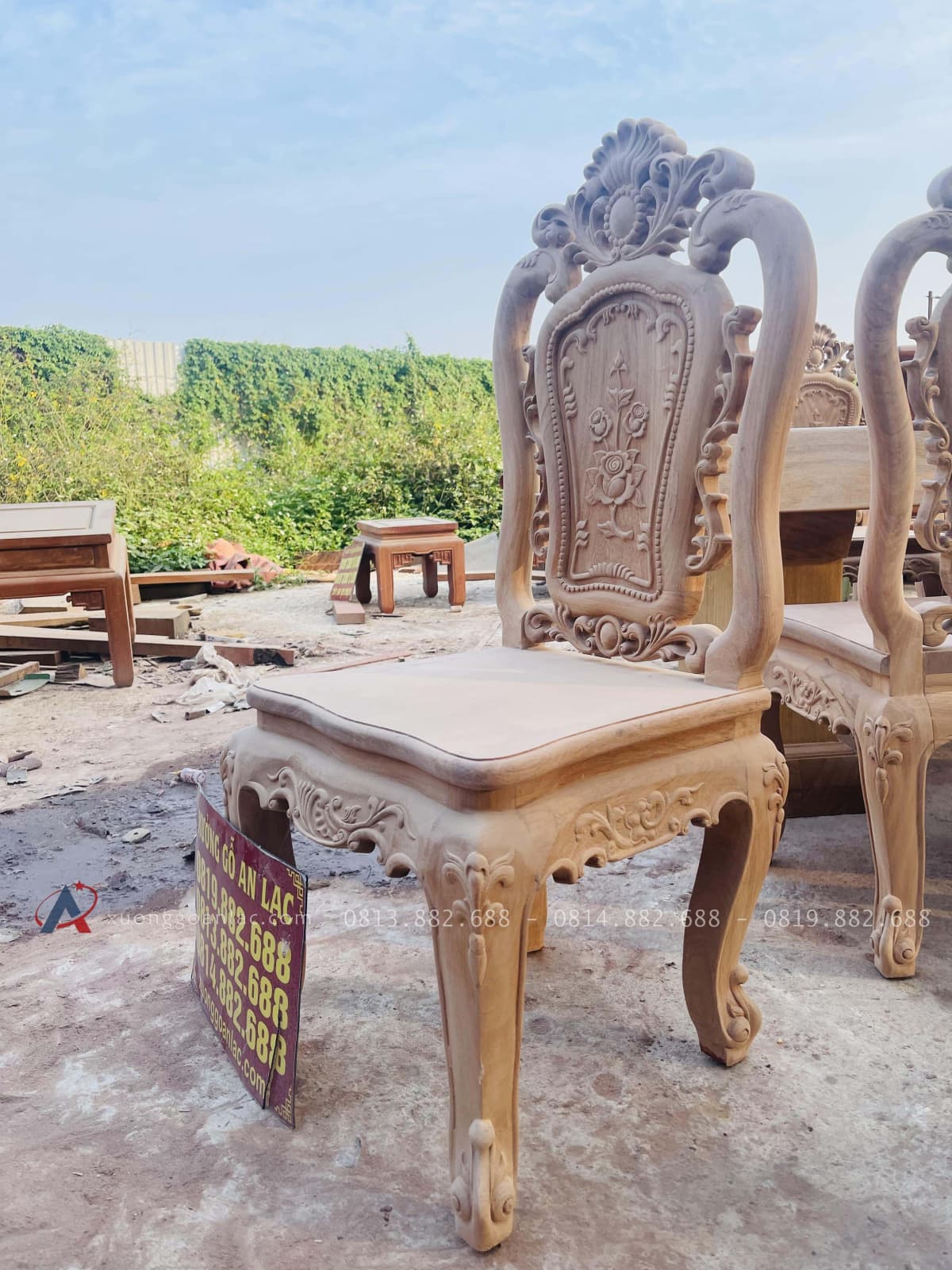 Hàng mộc bàn ăn nguyên khối dày 15cm cùng 10 ghế hồng hạt đục 2 mặt gỗ gõ đỏ (Anh Vinh,Thanh Hóa) 31 ghế louis lưng cao không tay