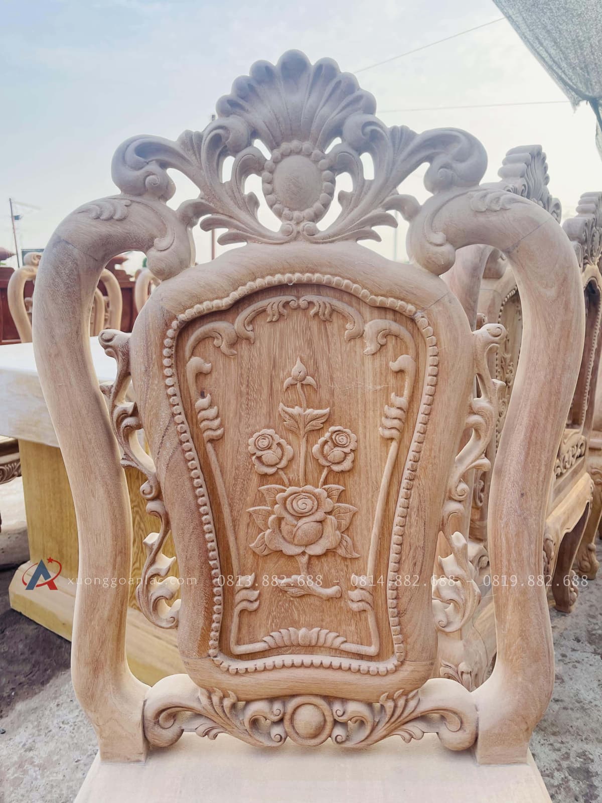 Hàng mộc bàn ăn nguyên khối dày 15cm cùng 10 ghế hồng hạt đục 2 mặt gỗ gõ đỏ (Anh Vinh,Thanh Hóa) 32 tựa lưng thiết kế cầu kỳ đục hoa hồng lá tây