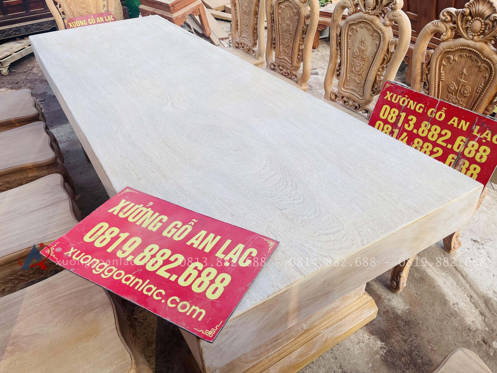 Hàng mộc bàn ăn nguyên khối dày 15cm cùng 10 ghế hồng hạt đục 2 mặt gỗ gõ đỏ (Anh Vinh,Thanh Hóa) 25 mặt bàn ăn nguyên khối kích thước lớn