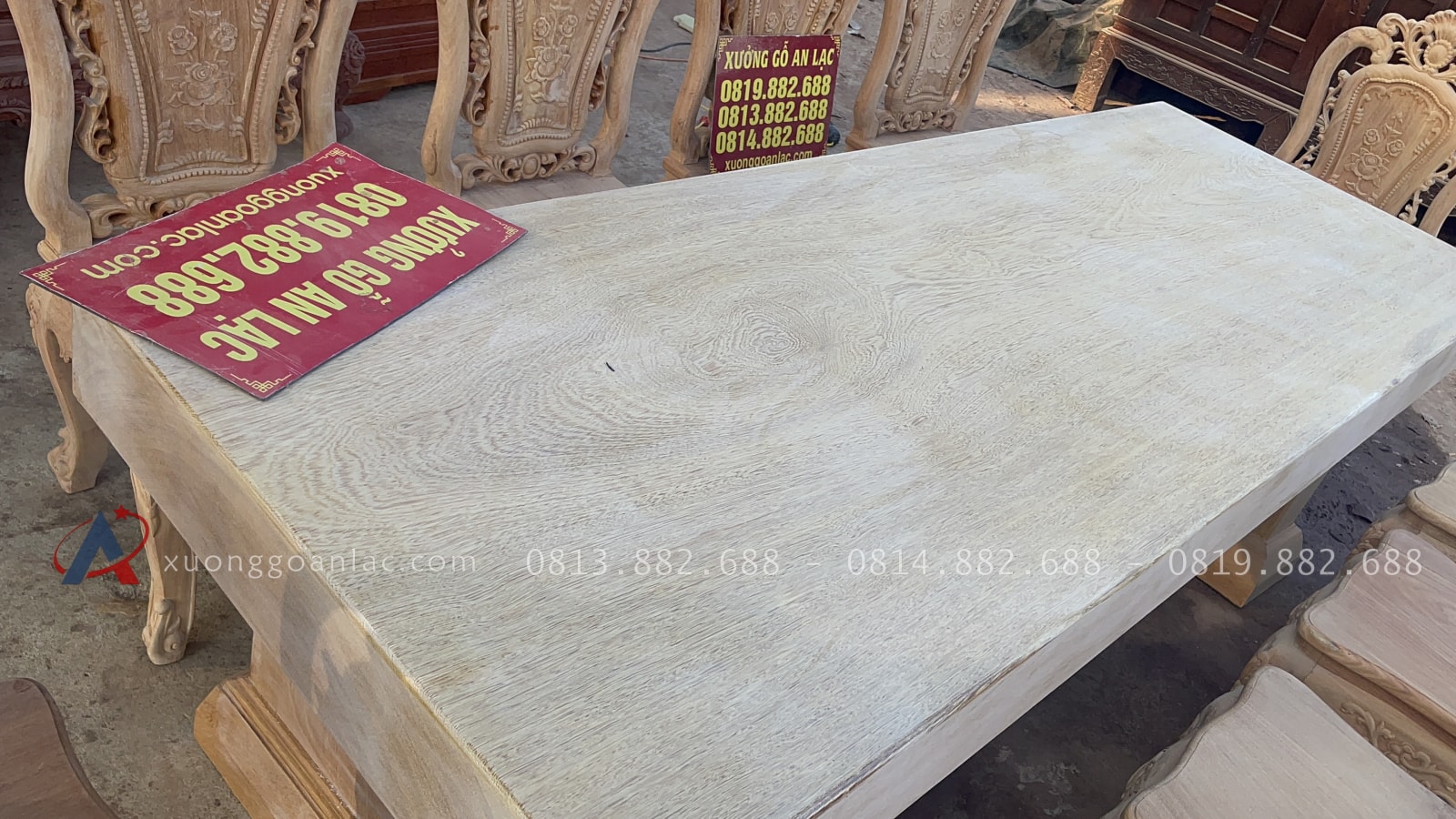 Hàng mộc bàn ăn nguyên khối dày 15cm cùng 10 ghế hồng hạt đục 2 mặt gỗ gõ đỏ (Anh Vinh,Thanh Hóa) 26 mặt bàn nguyên khối trơn bóng nổi vân