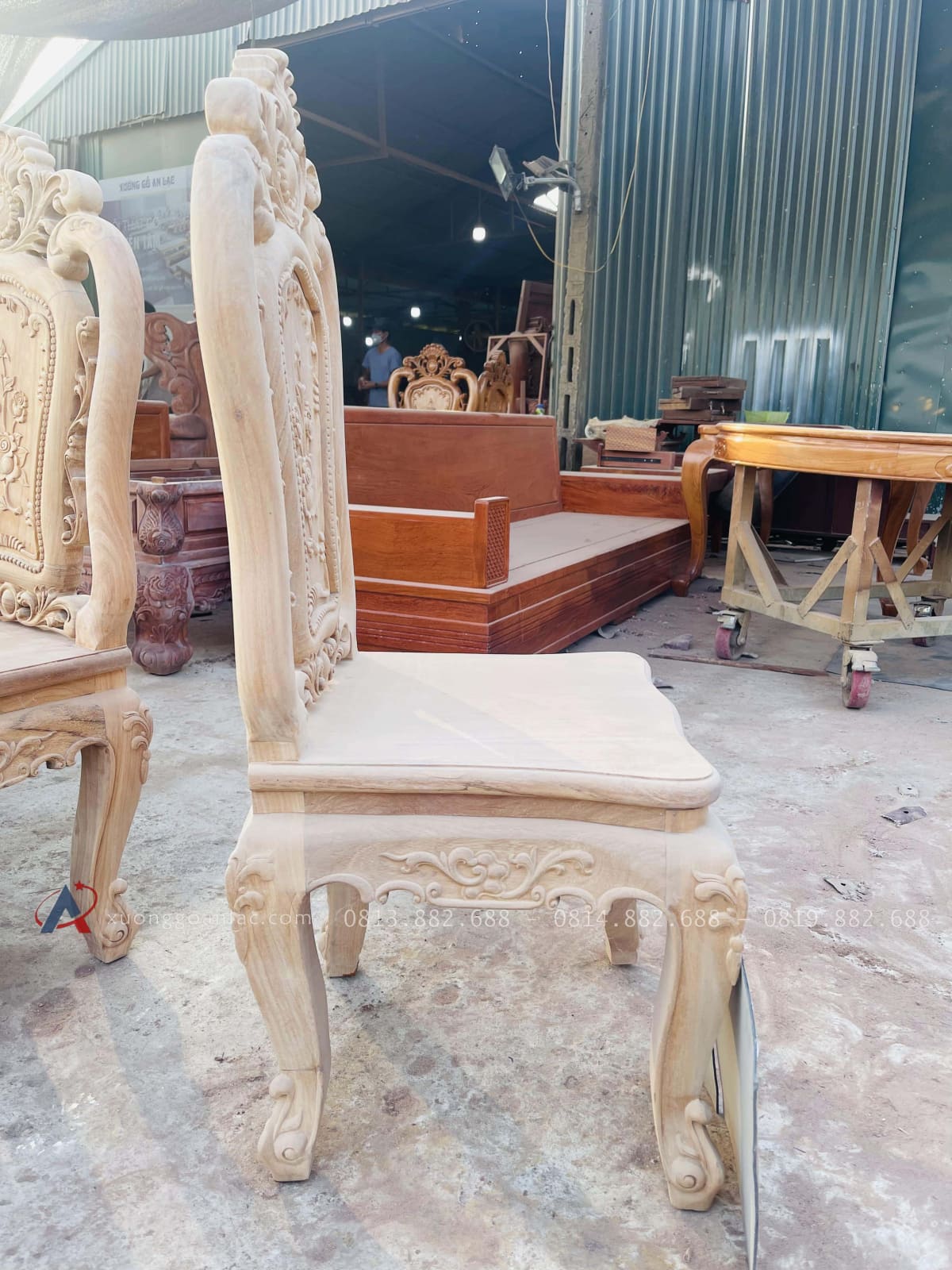 Hàng mộc bàn ăn nguyên khối dày 15cm cùng 10 ghế hồng hạt đục 2 mặt gỗ gõ đỏ (Anh Vinh,Thanh Hóa) 30 góc nghiêng của mấu ghế louis