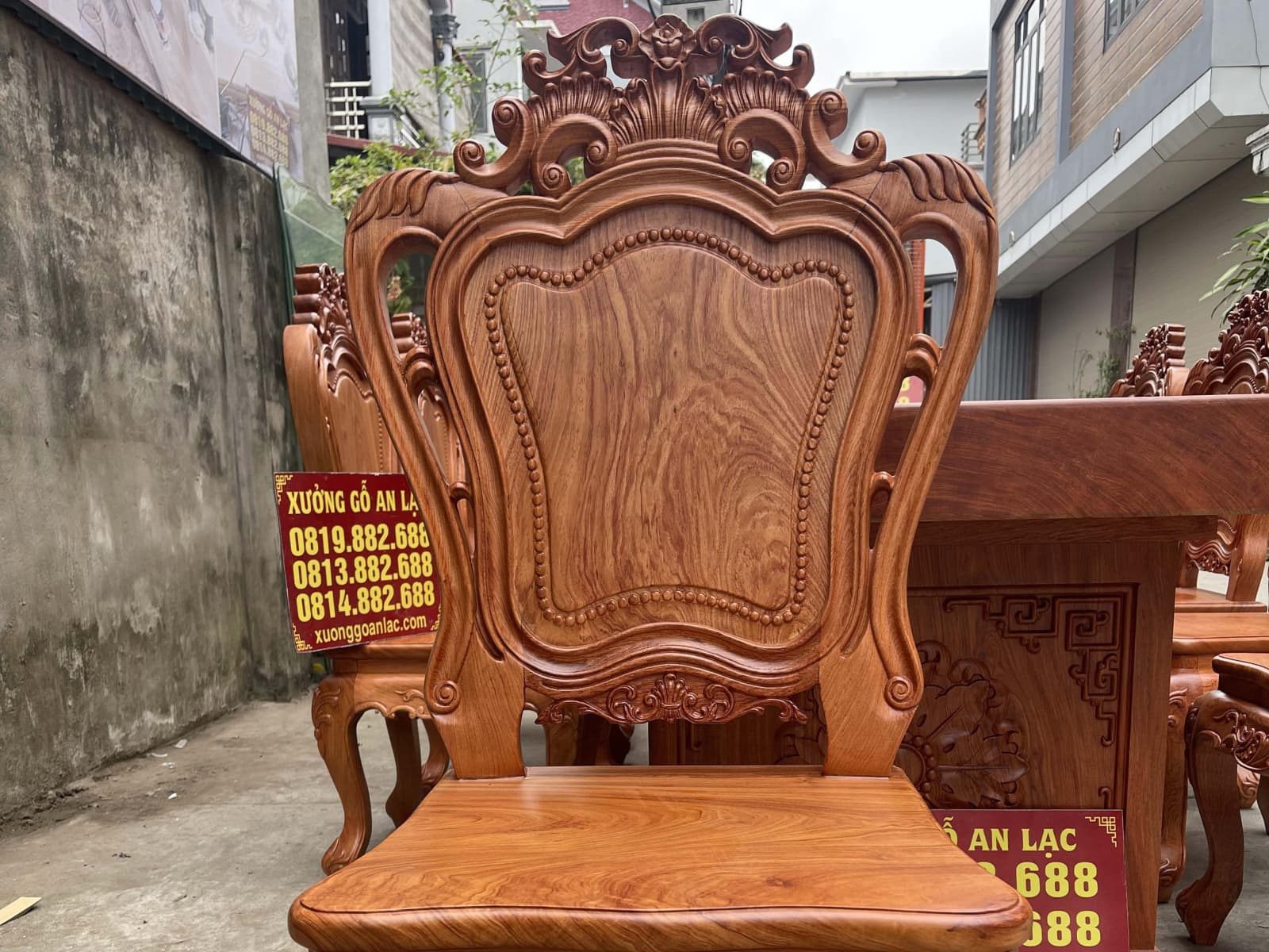 Bộ bàn ăn nguyên khối siêu vip cùng 8 ghế louis gỗ hương đá (Anh Tân, Vĩnh Phúc) 23 mặt trước của mẫu ghế louis hoàng gia