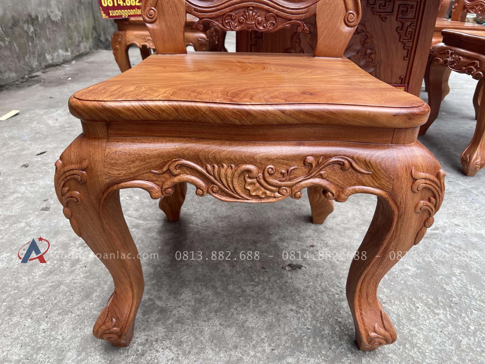 Bộ bàn ăn nguyên khối siêu vip cùng 8 ghế louis gỗ hương đá (Anh Tân, Vĩnh Phúc) 26 chân và yếm ghế đục hoa lá tây