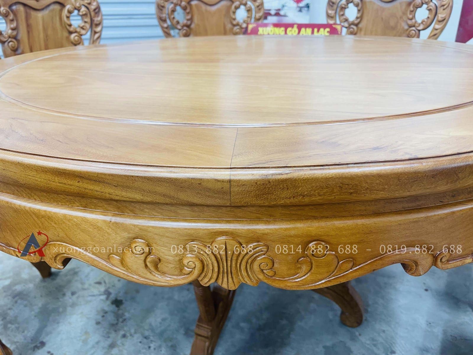 Bộ bàn ăn tròn 1m37 và 8 ghế louis ngọc mặt trời gỗ gõ đỏ (Anh Trọng, Đà Nẵng) 19 yếm bàn đục hoa lá tây