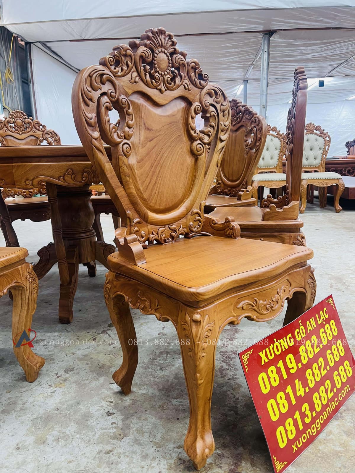 Bộ bàn ăn tròn 1m37 và 8 ghế louis ngọc mặt trời gỗ gõ đỏ (Anh Trọng, Đà Nẵng) 22 ghế hoàng gia sang trọng