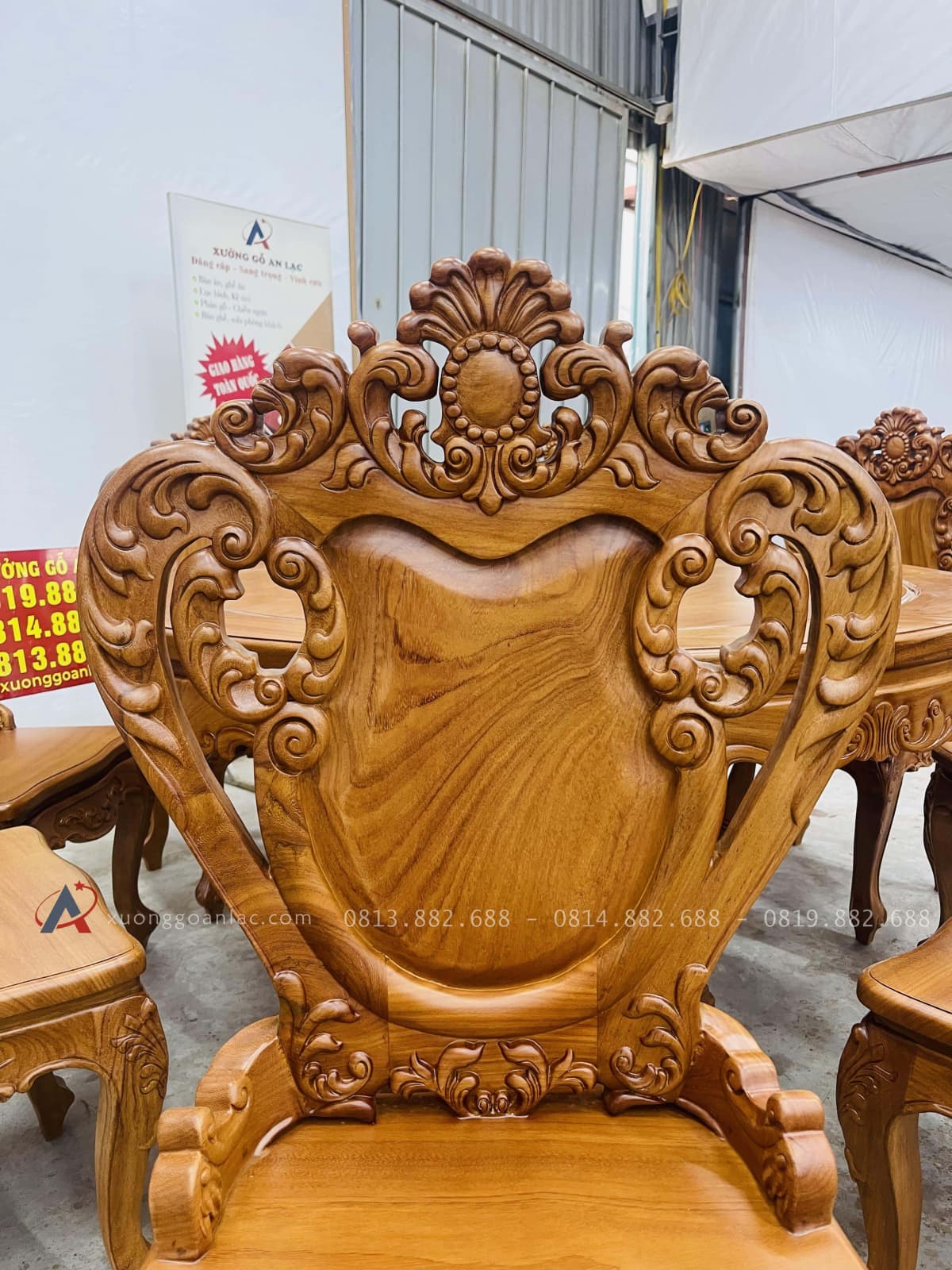 Bộ bàn ăn tròn 1m37 và 8 ghế louis ngọc mặt trời gỗ gõ đỏ (Anh Trọng, Đà Nẵng) 23 vách ghế đục tịa hoa lá tinh xảo