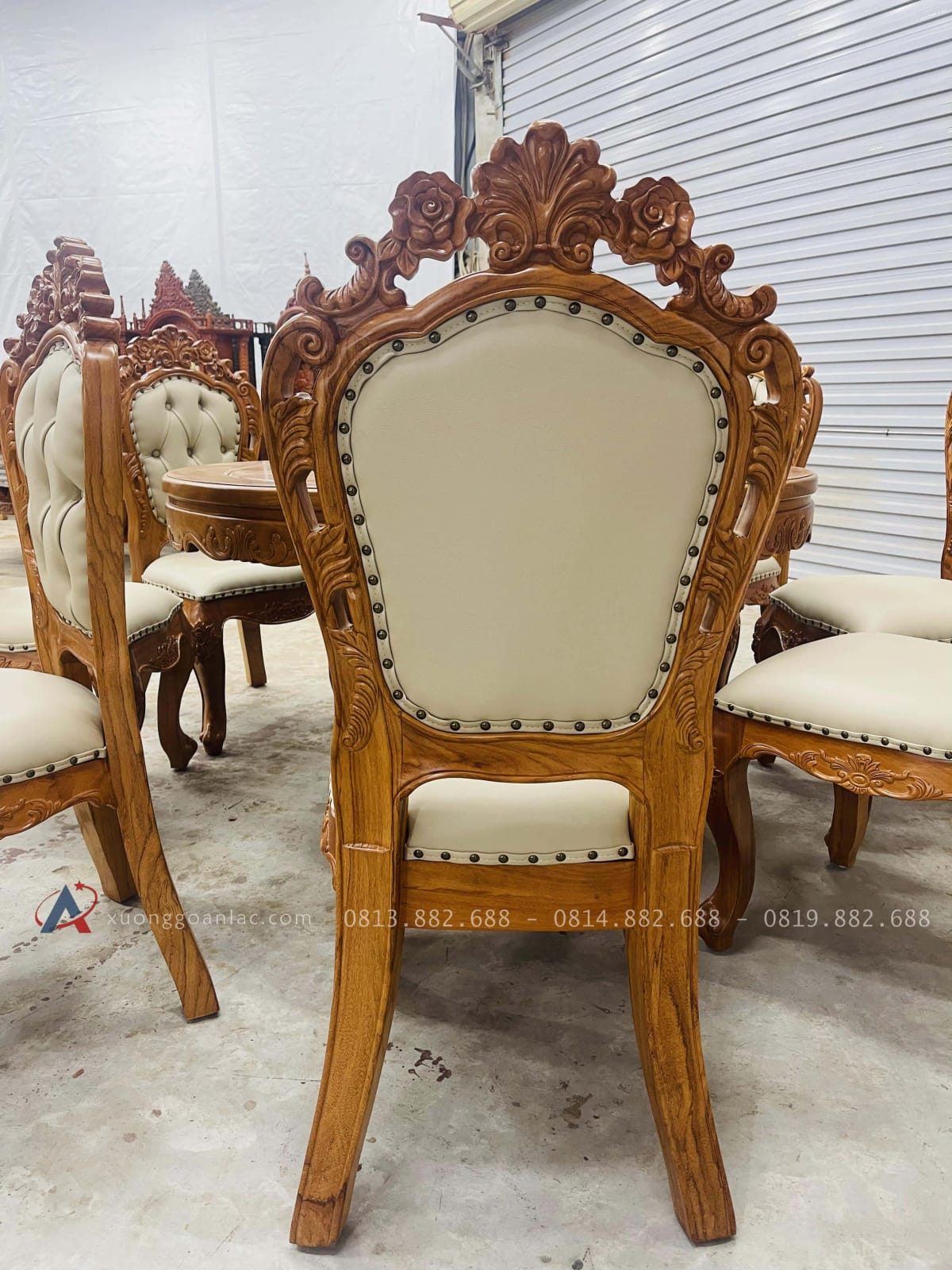 Bộ bàn ăn tròn 8 ghế louis bọc đệm gỗ gõ đỏ hàng đẹp (Chị Thảo, Hai Bà Trưng) 32 Mặt lưng của ghế ăn