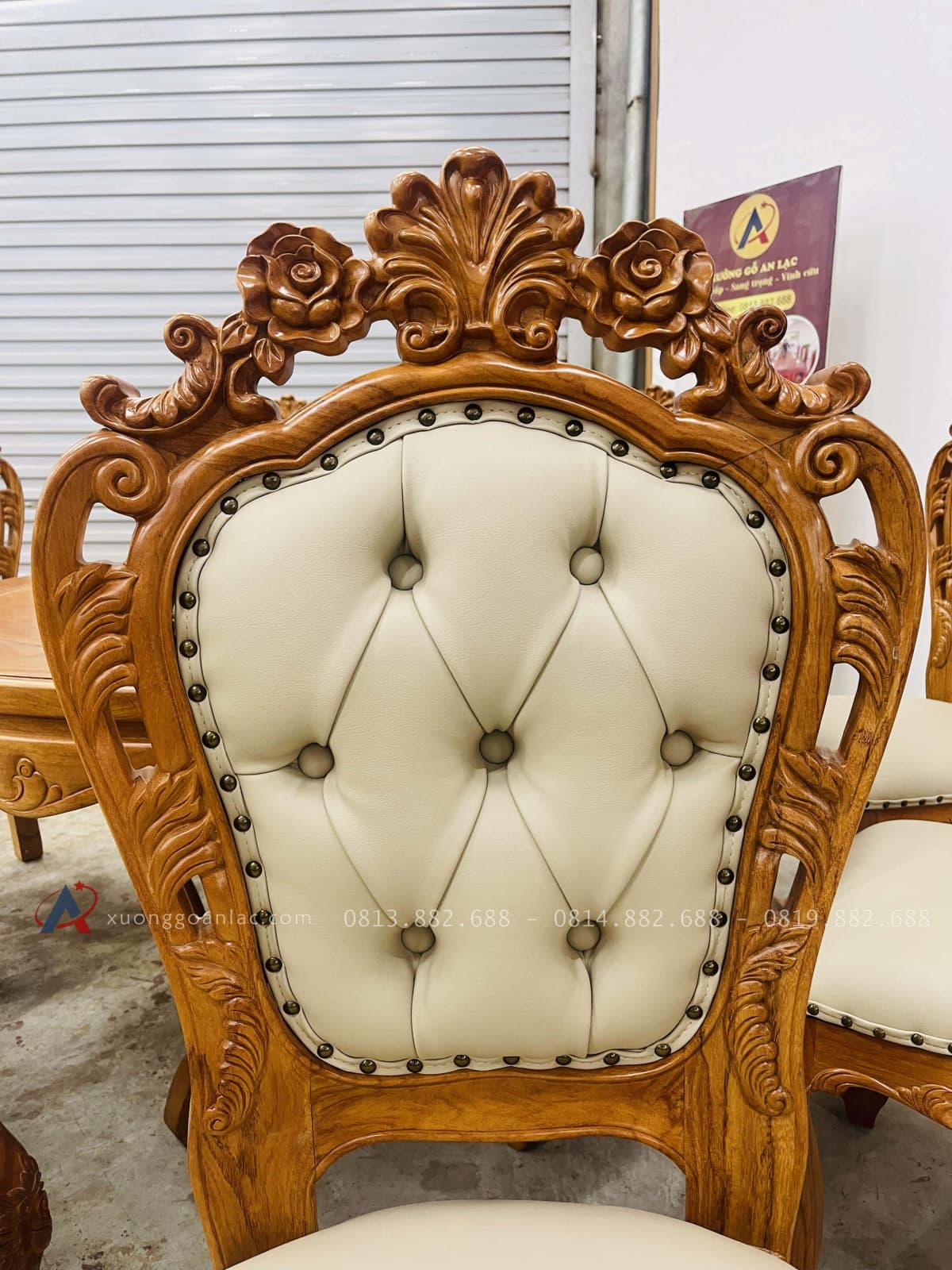 Bộ bàn ăn tròn 8 ghế louis bọc đệm gỗ gõ đỏ hàng đẹp (Chị Thảo, Hai Bà Trưng) 30 cận cảnh vách ghế ngồi