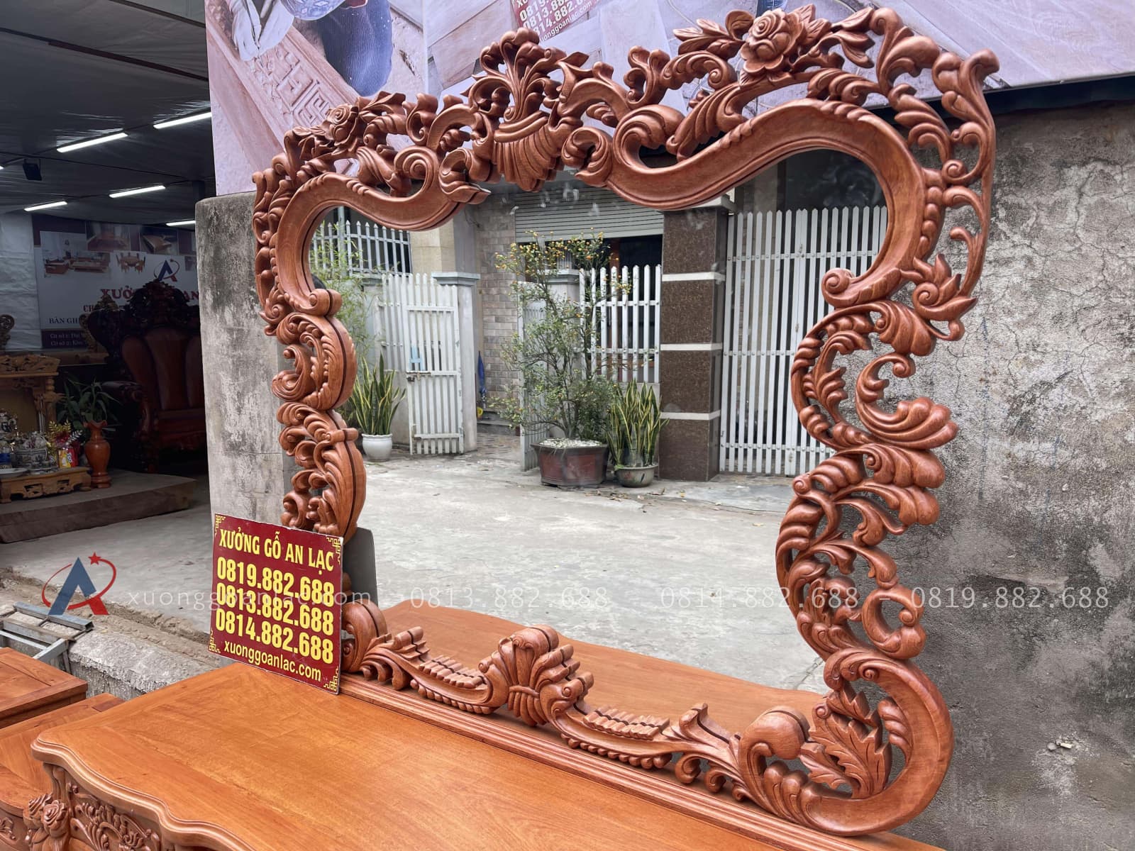 Bàn phấn hoàng gia louis và tab đầu giường gỗ hương đá 3 Thiết kế khung gương đục hoa lá tây