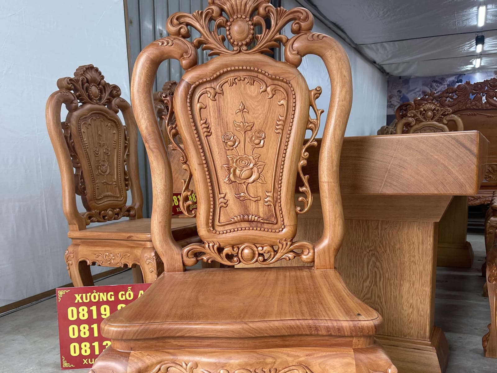 Bộ bàn ăn nguyên khối và 10 ghế hồng hạt gỗ gõ đỏ cao cấp (Chị Ngà, Ninh Bình) 22 Mẫu ghế louis hồng hạt gỗ gõ đỏ