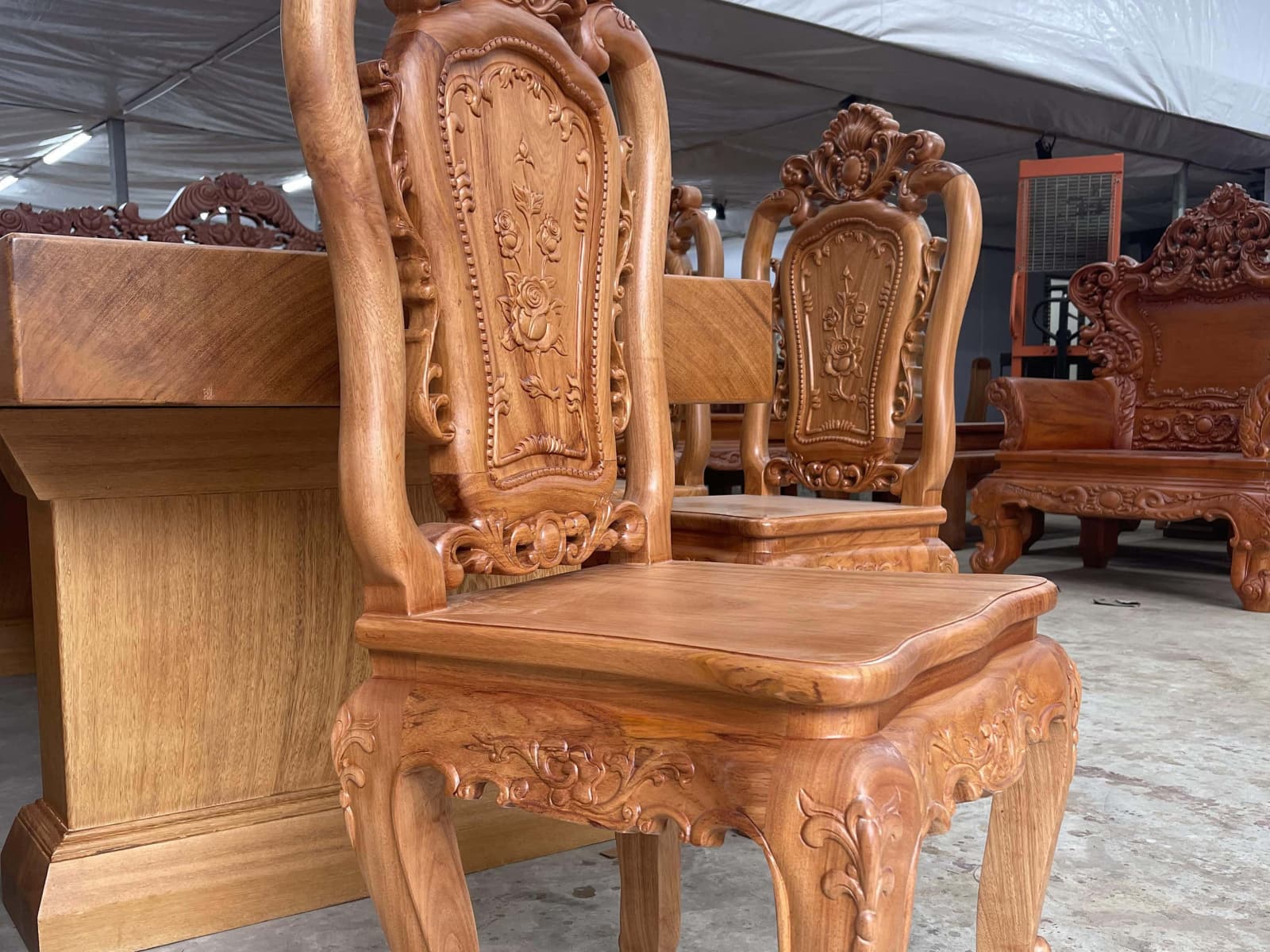 Bộ bàn ăn nguyên khối và 10 ghế hồng hạt gỗ gõ đỏ cao cấp (Chị Ngà, Ninh Bình) 23 Ghế ăn louis hoàng gia
