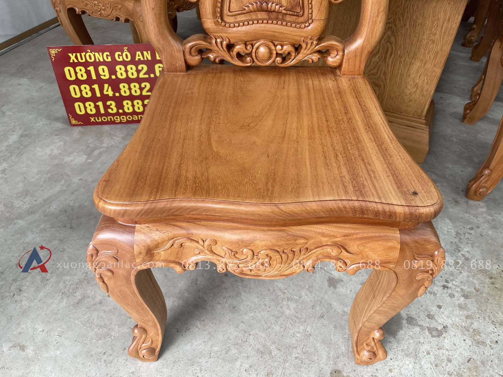 Bộ bàn ăn nguyên khối và 10 ghế hồng hạt gỗ gõ đỏ cao cấp (Chị Ngà, Ninh Bình) 25 mặt ngồi ván tràn dày dặn