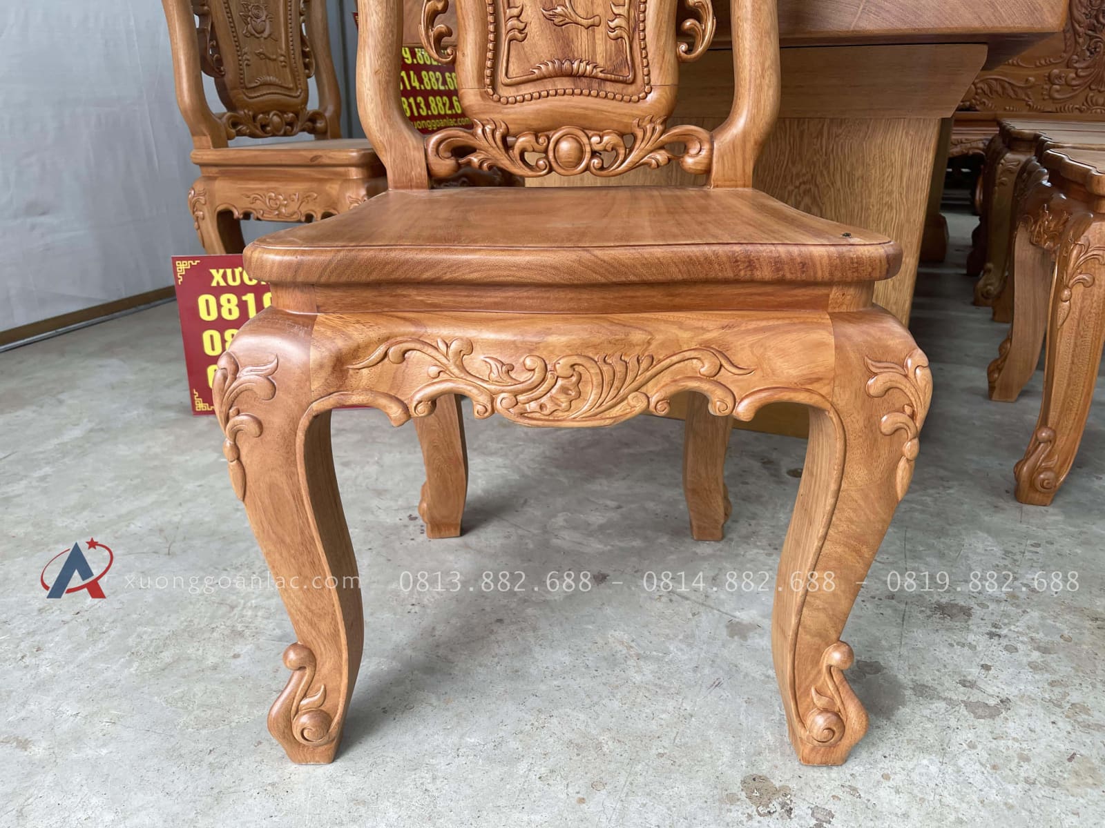 Bộ bàn ăn nguyên khối và 10 ghế hồng hạt gỗ gõ đỏ cao cấp (Chị Ngà, Ninh Bình) 26 Hệ chân yếm chạm lá tây