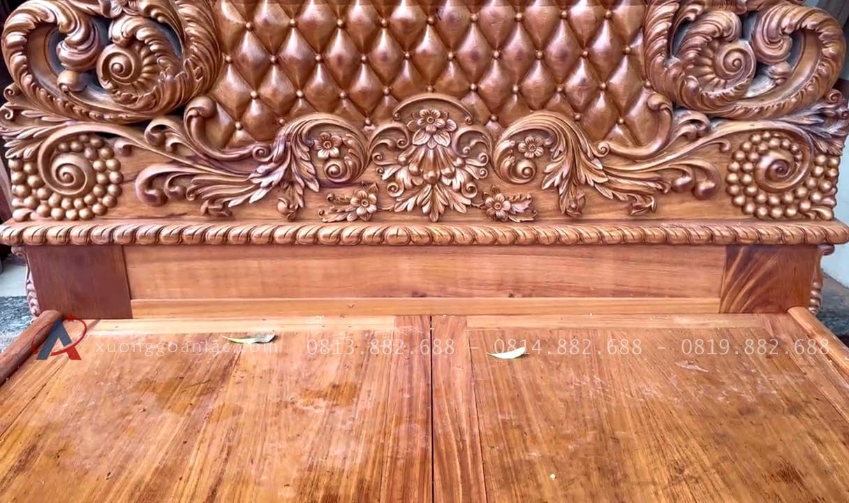 Giường Nữ hoàng 2mx2m2 gõ đỏ 33 chân vách đục hoa lá tây uốn lượn