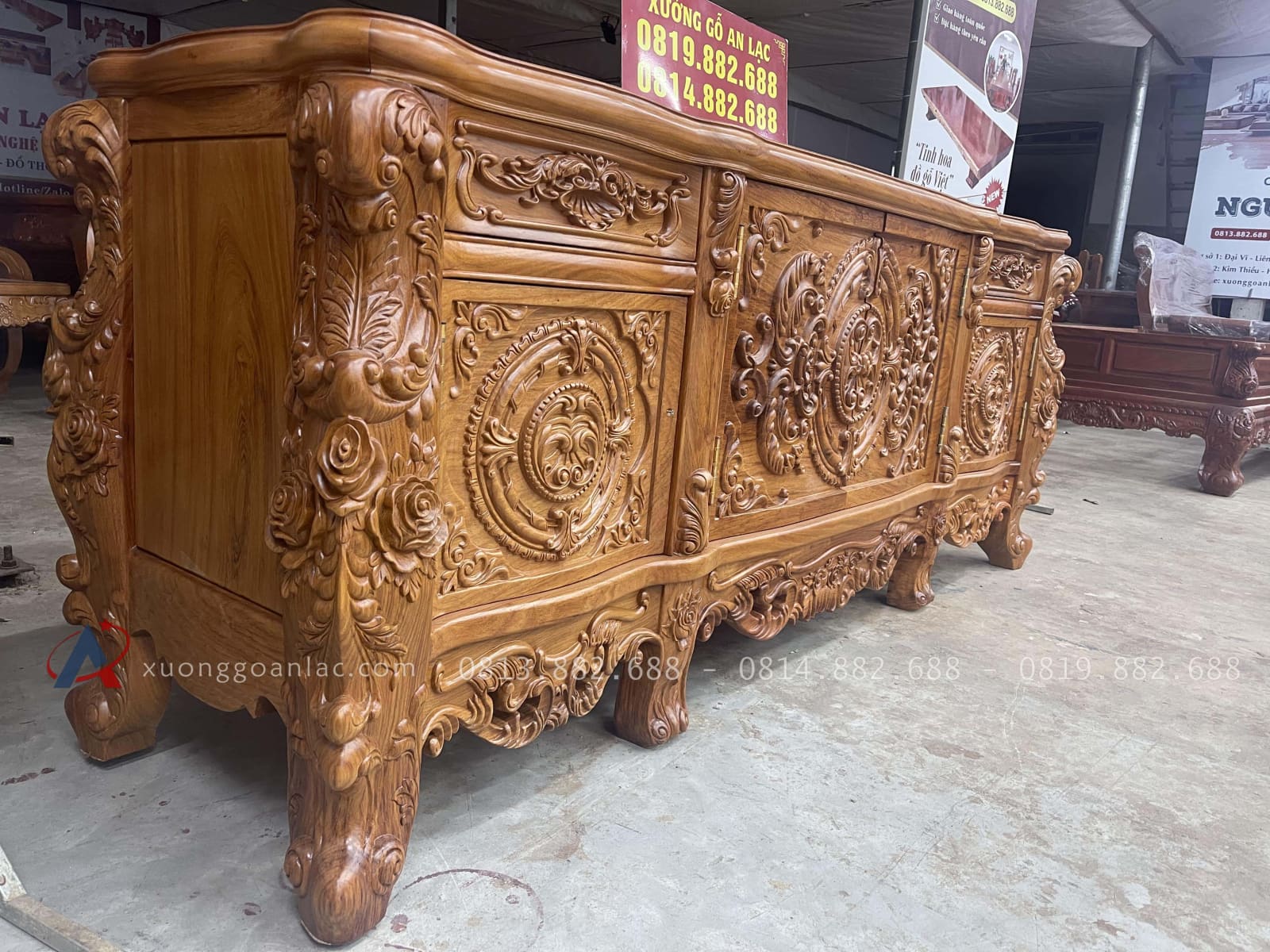 Mẫu kệ tivi louis hoàng gia gỗ gõ đỏ (Chú Phúc - Long Biên) 24 kệ tivi dài 2m