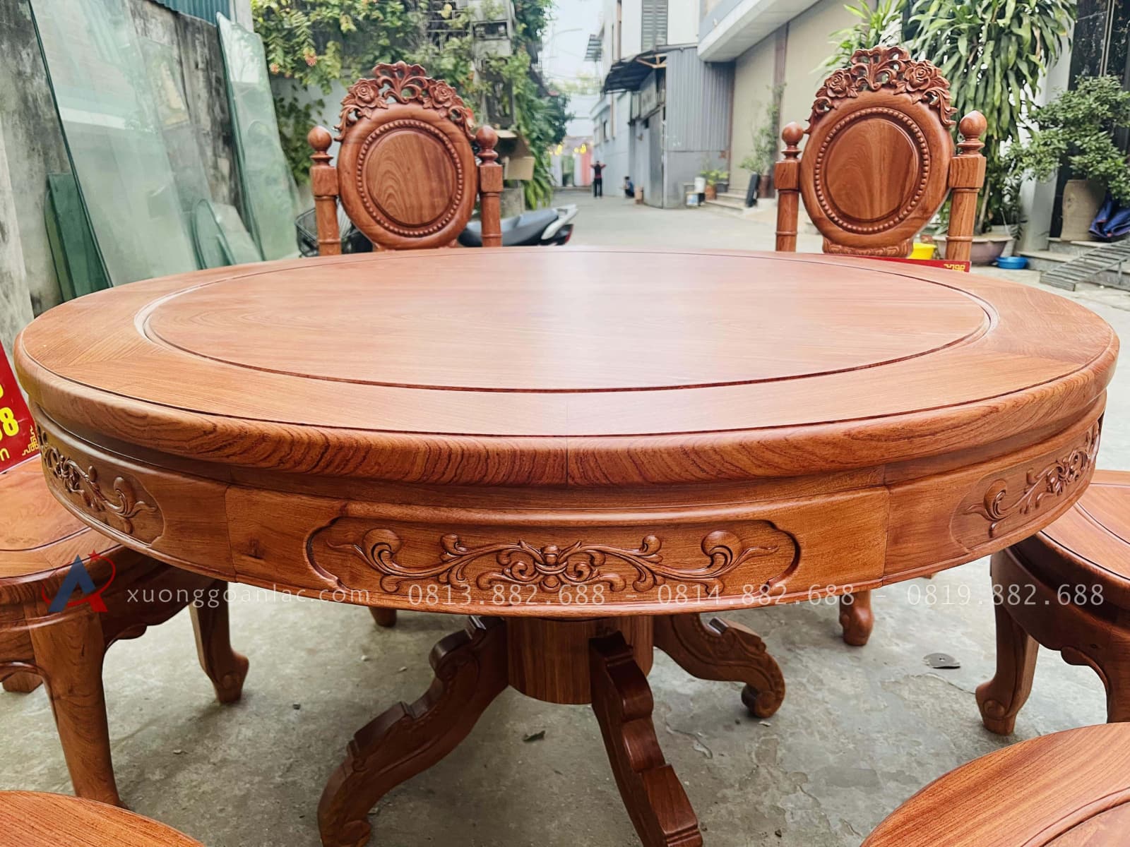 Bộ bàn ăn tròn 6 ghế louis cổ điển gỗ hương đá (Anh Tùng, Hải Phòng) 18 Yếm bàn đục hoa lá tây