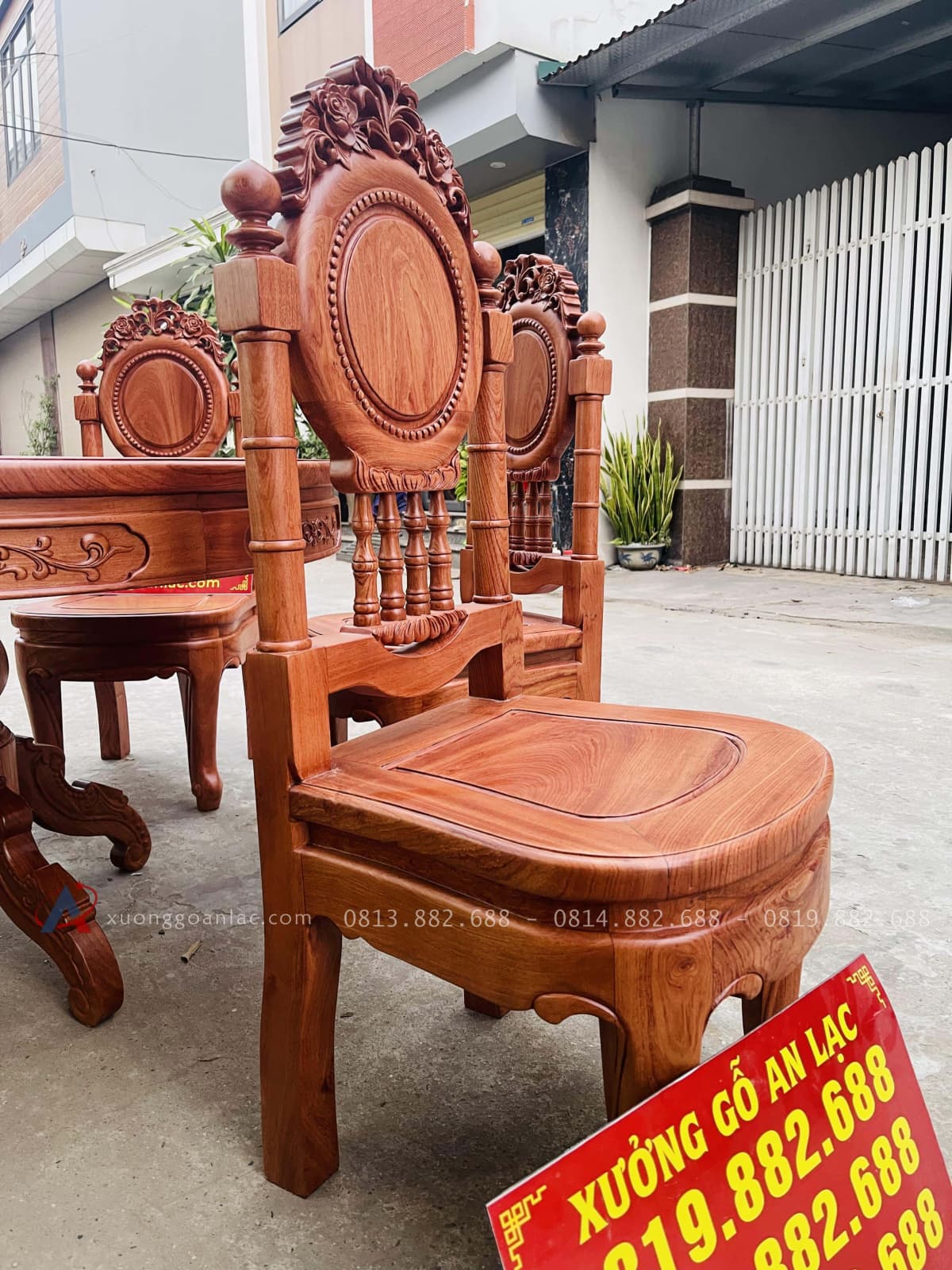 Bộ bàn ăn tròn 6 ghế louis cổ điển gỗ hương đá (Anh Tùng, Hải Phòng) 21 ghế đồng hồ louis hoàng gia