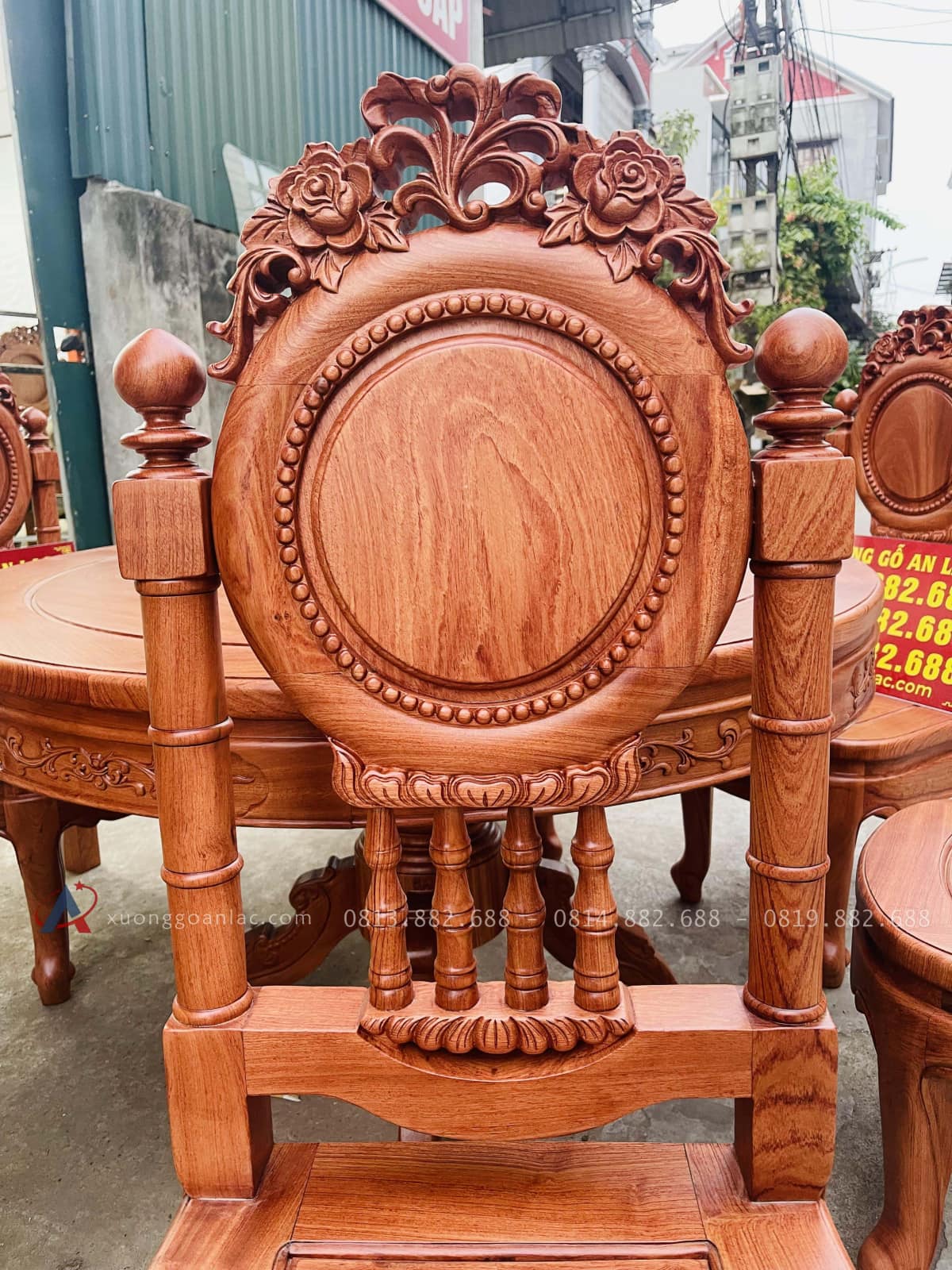 Bộ bàn ăn tròn 6 ghế louis cổ điển gỗ hương đá (Anh Tùng, Hải Phòng) 22 vách ghế tạo hình độc đáo