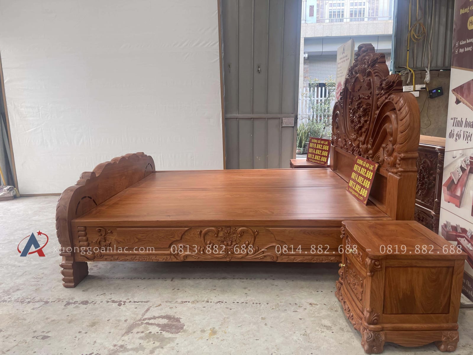 Giường Hoa Hồng nguyên khối Louis GAL-19 gỗ Hương Đá 21 mẫu giường ngủ kèm tab gỗ hương đá