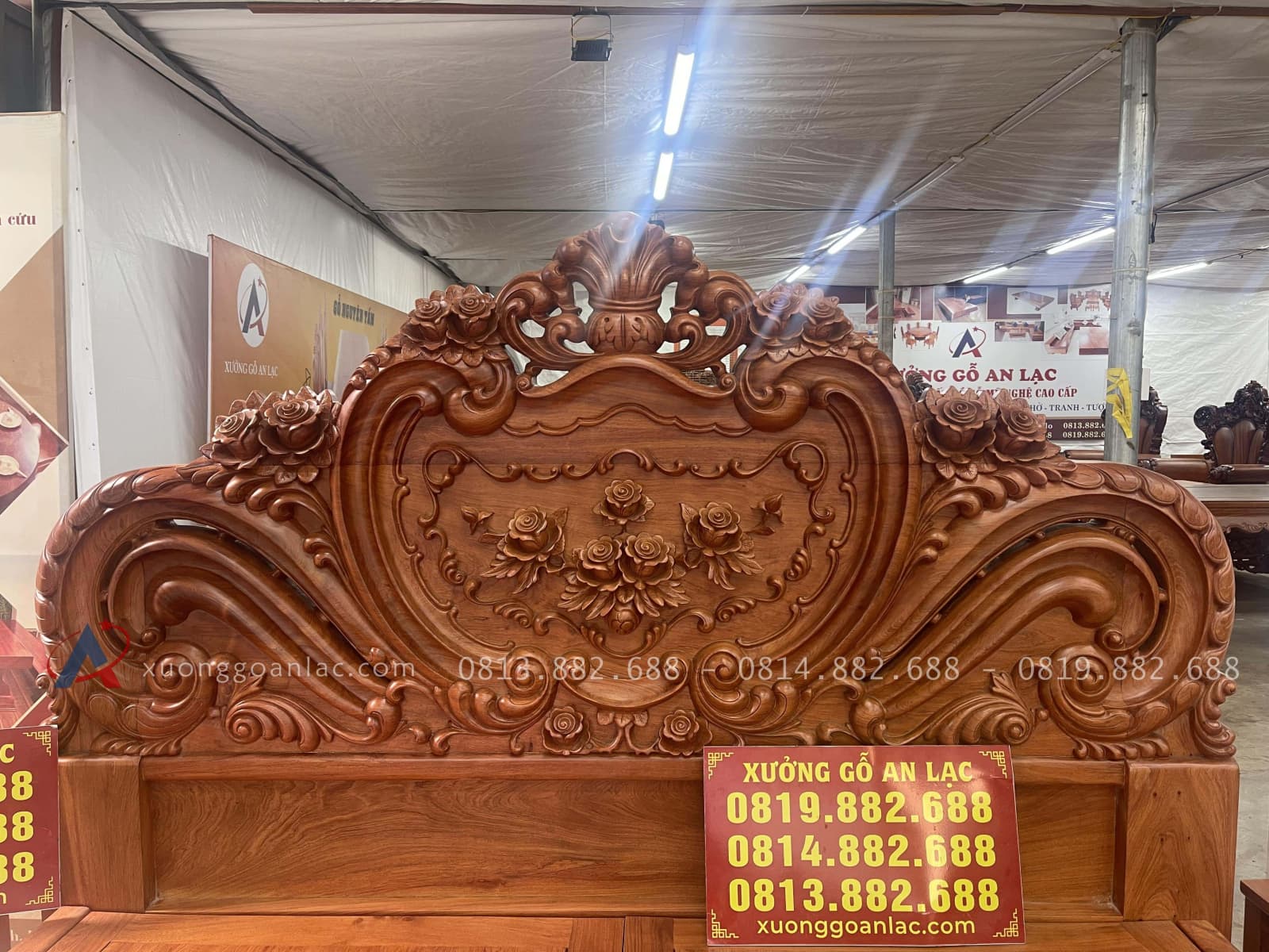Giường Hoa Hồng nguyên khối Louis GAL-19 gỗ Hương Đá 24 đầu giường dày 10p đục hoa hồng lá tây