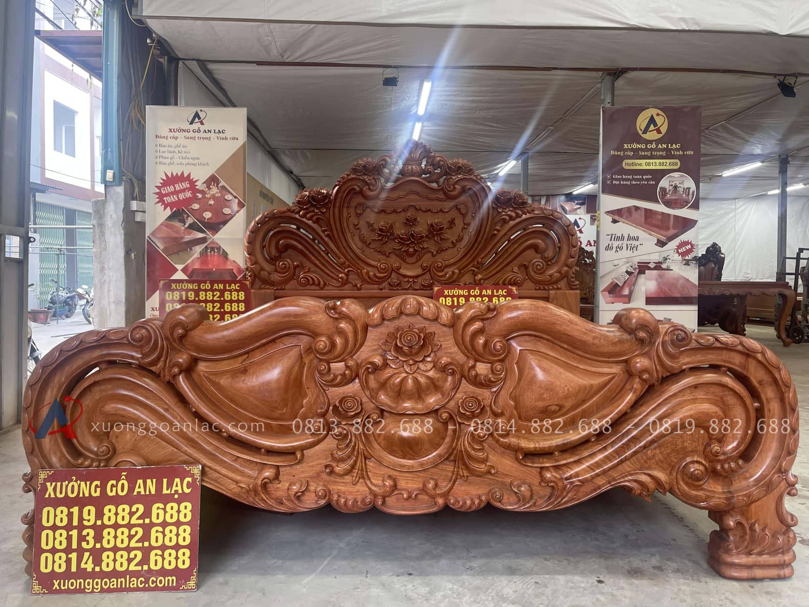 Giường Hoa Hồng nguyên khối Louis GAL-19 gỗ Hương Đá 26 đuôi giường nguyên khối đục tỉa tinh xảo