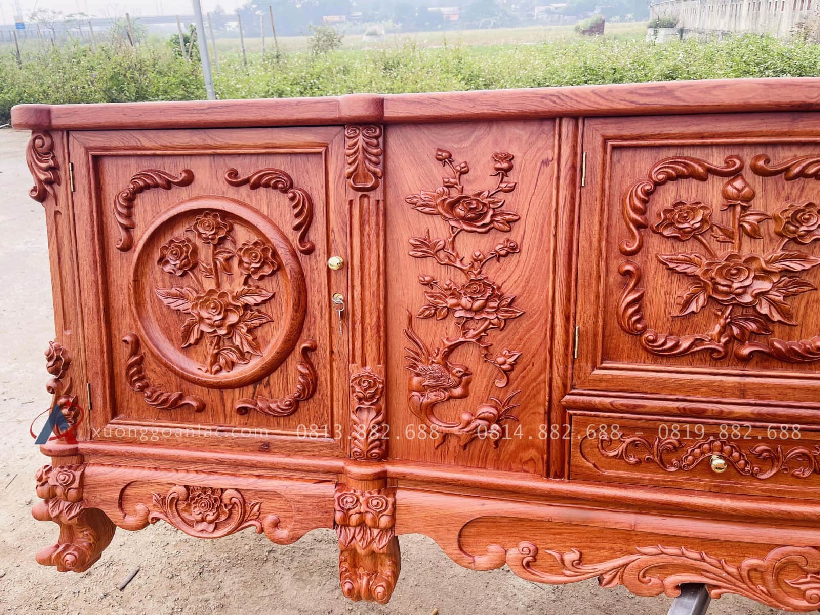 Mẫu kệ tivi louis hoa hồng gỗ hương đá và gỗ gõ đỏ cao cấp 34 ô vách đục tranh hoa hồng chim trĩ