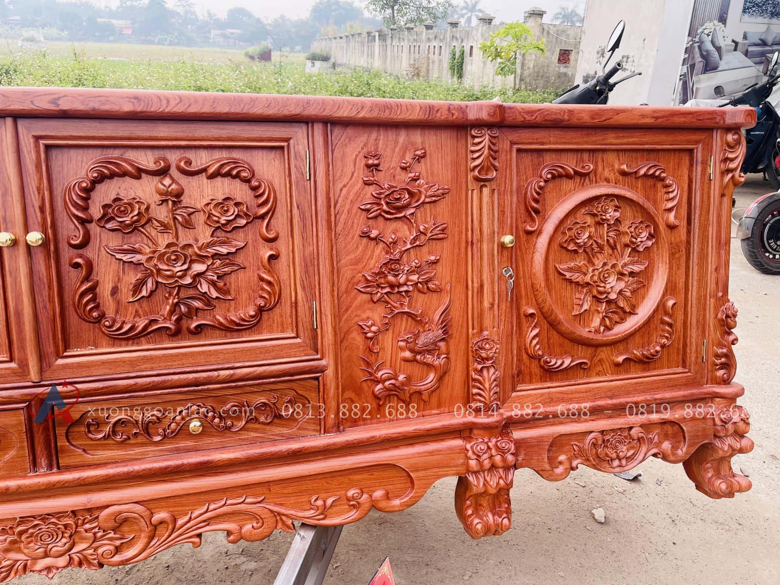 Mẫu kệ tivi louis hoa hồng gỗ hương đá và gỗ gõ đỏ cao cấp 35 hai đầu kệ thiết kế buồng tủ 1 cánh mở