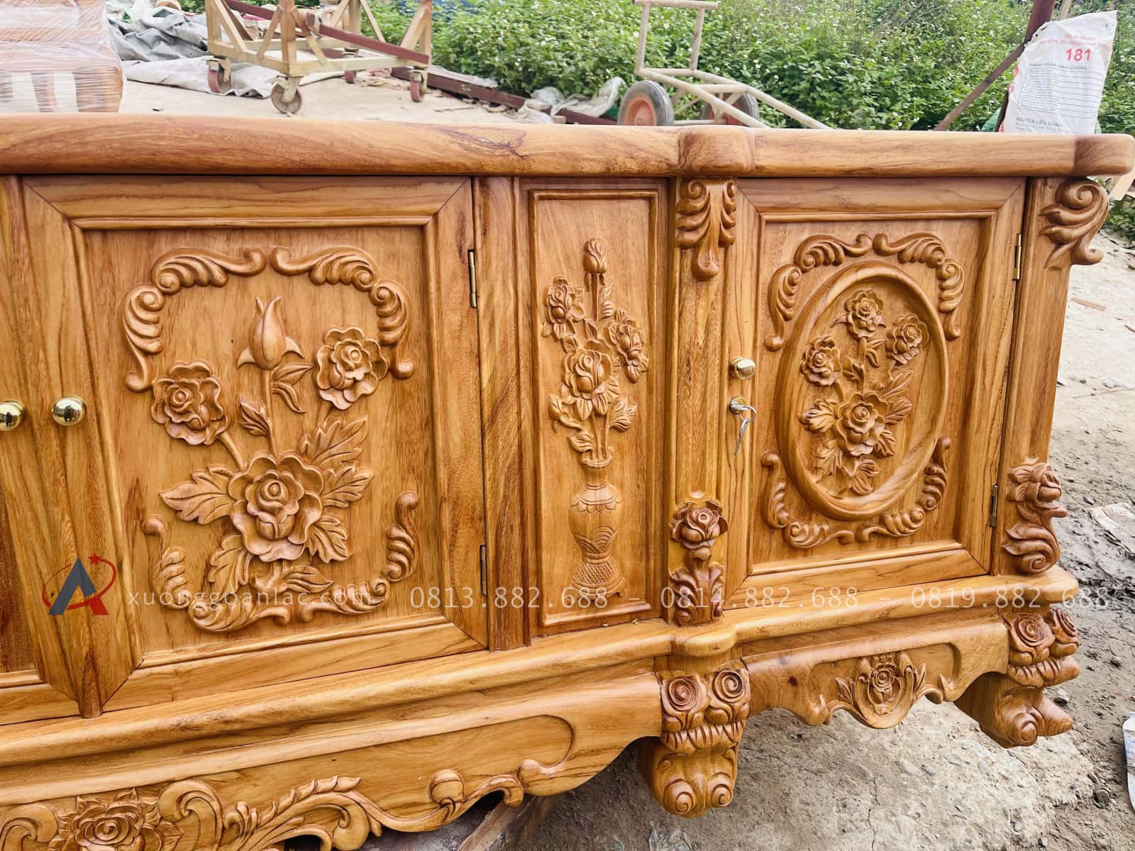 Mẫu kệ tivi louis hoa hồng gỗ hương đá và gỗ gõ đỏ cao cấp 28 hai bên đầu tủ thiết kế tủ cánh mở