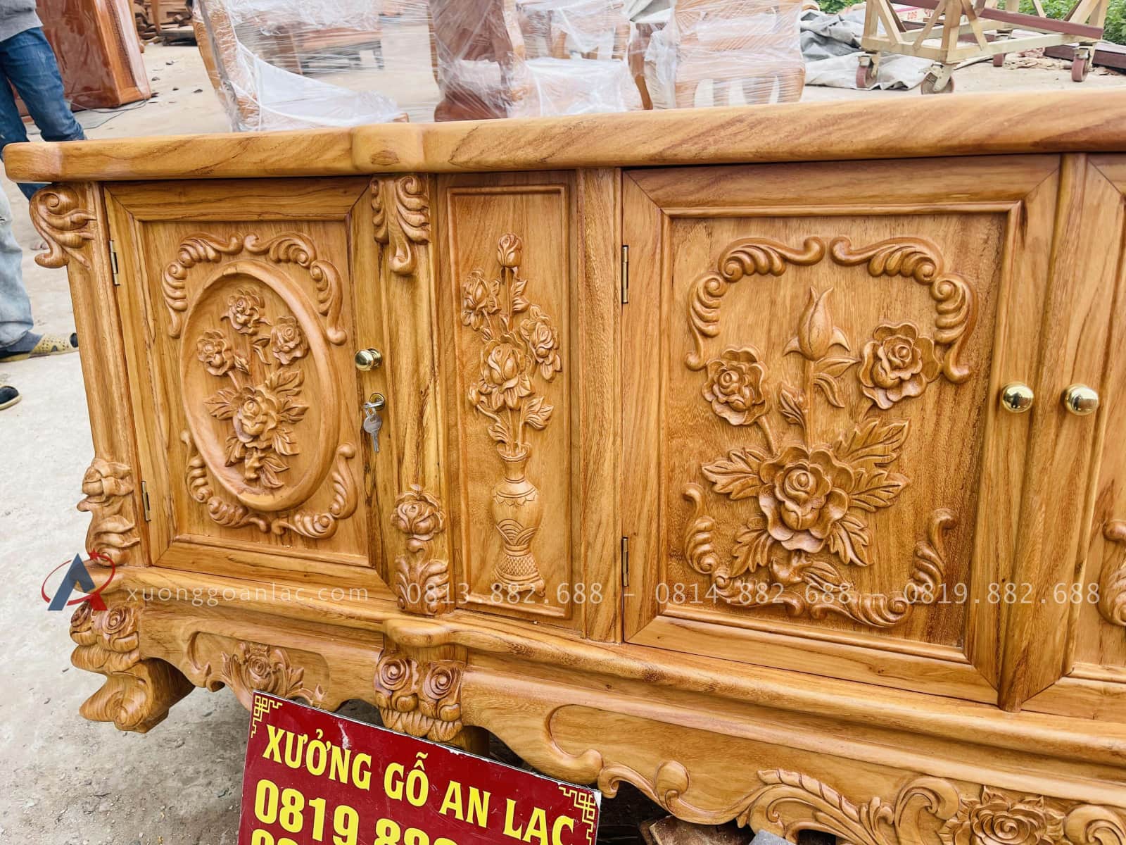 Mẫu kệ tivi louis hoa hồng gỗ hương đá và gỗ gõ đỏ cao cấp 29 Cột tủ tiện đầu hoa lá tây
